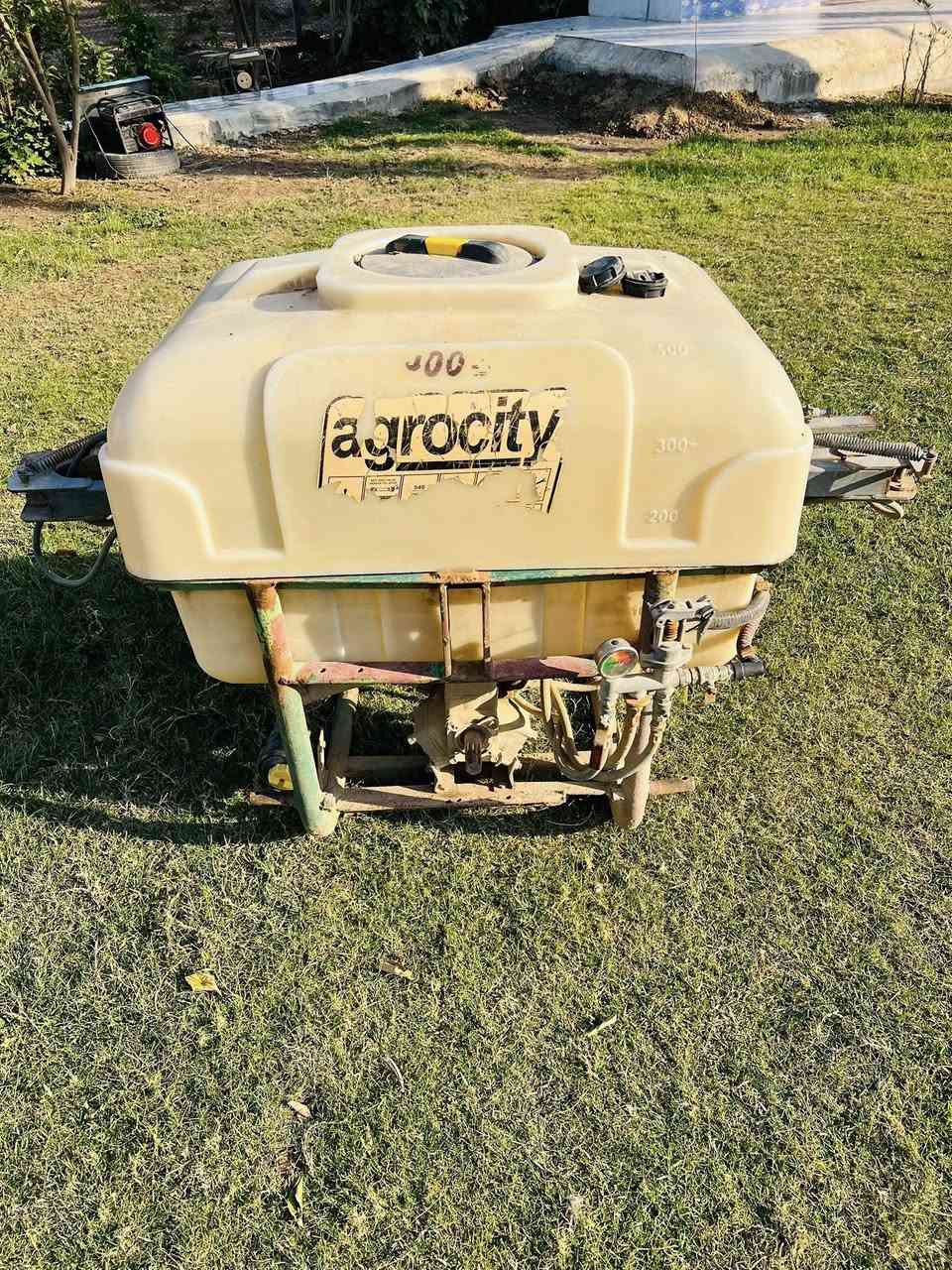 السلام عليكم مرشه 400لتر جناح ثقيل مرشه جاهزه ماعده الدبه بيها فطر زغير سعر مناسب  250 الف للستفسار *********** كاردن وصونده ويها مكانها واسط قضاء الزبيديه
