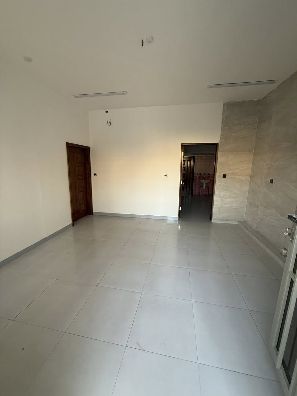 #للايجار___في___السيدية
وحده سكنية طابق اول زيرو معزوله عزل تام تحتوي على 

غرفتين نوم و صالة و مطبخ وخدمات

بدل الايجار 750 الف  

للاستفسار ***********
