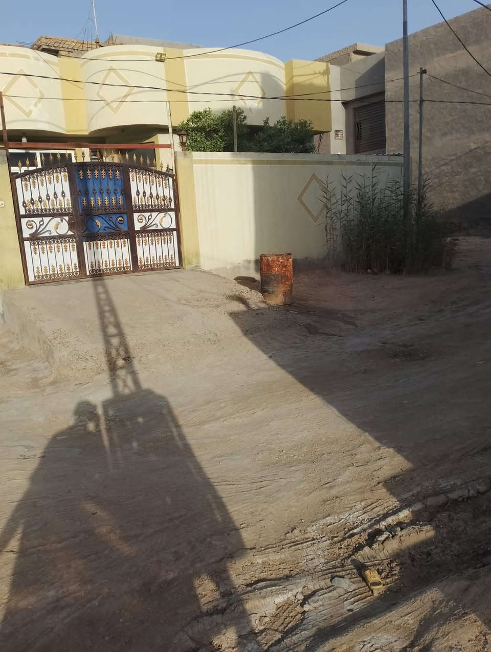 بيت للبيع طابو صرف قريب علا شارع العام العنوان الورديه قرب مستشفى الكفيل فرع المركز بيت ركن المساحه 220 طابق واحد يحتوي على غرفتين نوم وكلدور وصاله ومطبخ وحديقه 4*6 وكراج سياره السعر 190 رقم الهاتف *********** رقم ***********
