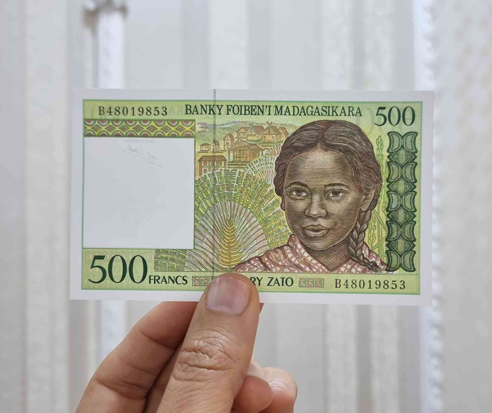 مزاد بدون سحب مبروك لأخر مزايد وحظاً سعيدا لجميع المشاركين
لمحبي العملات الافريقية 
500 فرنك مدغشقر اصدار 1988 الوجه الامامي فتاة مدغشقرية والوجه الخلفي مشهد ريفي وزراعي تقليدي الحالة انسر   كما موضح بالصور ...
يفتح البند 7 دولار لغاية الساعة 11:30 مساء هذا اليوم الجمعة 
على من يرسو عليه المزاد التواصل خاص او الاتصال على الرقم *********** 
ضياء المالكي
توصيل مباشر لكافة المحافظات
