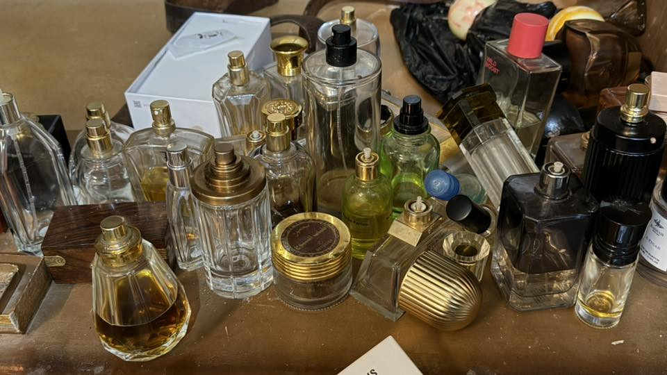 لسلام عليكم عندي بضاعه باله كويتيه عطور وسبح وخواتم وساعات الساعات بيهن ذهب أبيعهن كلهن جمله للتواصل *********** وتساب
