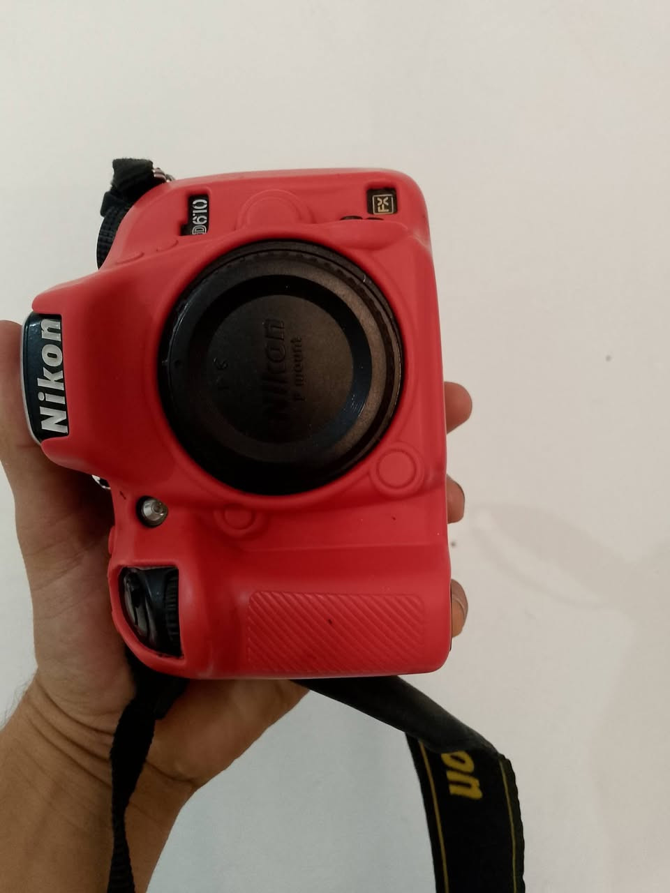 بدي نيكون 610 للبيع
ملحقات 
بطارية
شاحنه 
جلاتيت 
حزام كتف
جنطه كتفين
التواصل *********** أو على الخاص
