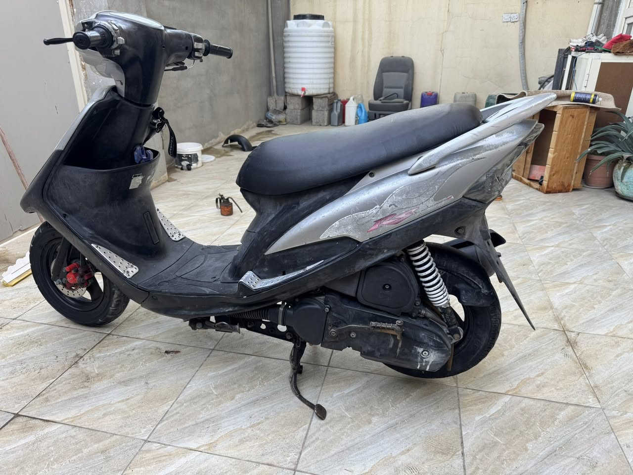 ماكس عدله بلاد بلاد 
مكفوله من البرغي  ختم واحد ويه المكينه من كفر من سوادات حته الاشاير ما بيها ولا نقص 
كيلو متر طوافه شغالات 
مكاني بعقوبه يم فلكت الامين 
السعر 850مجال شي بسيط  دراجه رمبه اي مكان يعجبك تروح تفحصها 
***********
