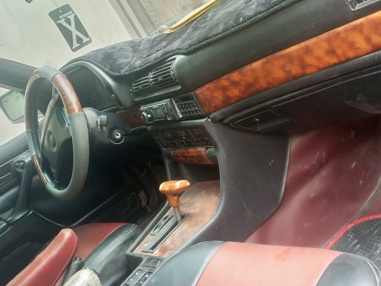 سلام عليكم اخوان بي ام موديل 93حجم 730 مكينه 35 كير ومكينه كلش نظاف تبريد ثلج تخم تاير جديد نظيفه وجاهزه السعر 42 بيها مجال مكاني بغداد ***********
