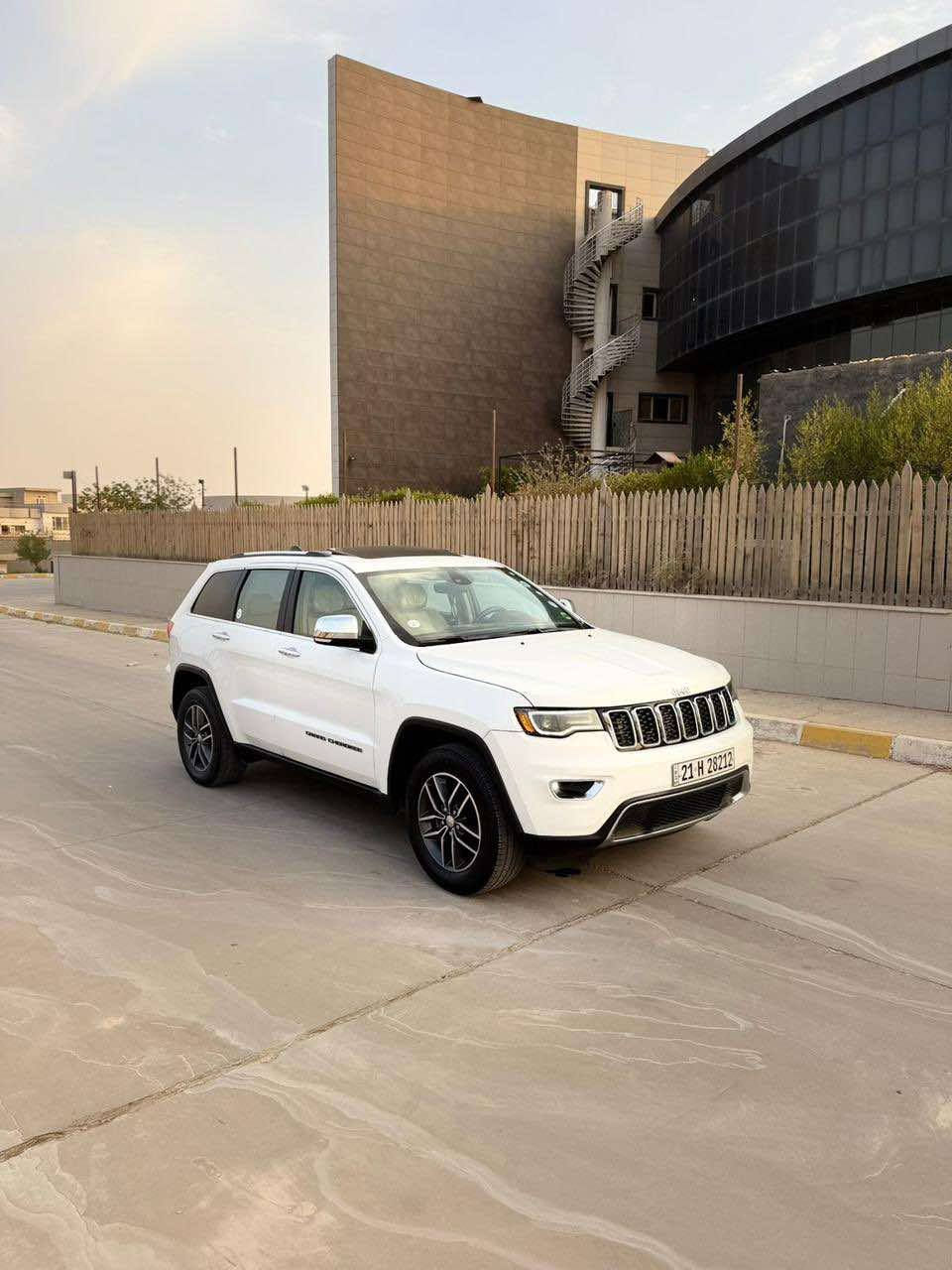 مراوس او بيع
سلام عليكم جيب كراند شيروكي لميتد مديل 2018
 سياره مكفوله سابقا هنا صار طخه صطحيه نصبغ جاملغ وبنيد
للاستفسار اتصال او تساب 
***********
