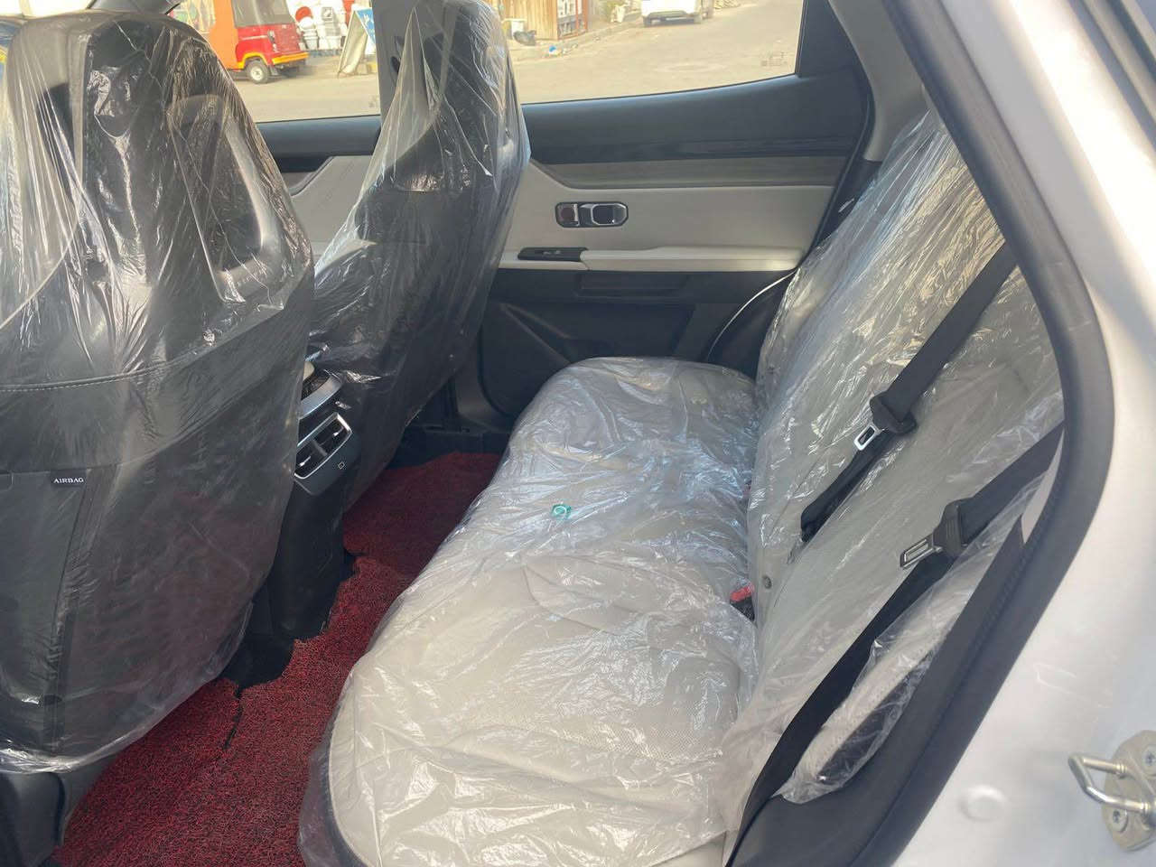 � جيتور داشنج 2025  فول مواصفات Luxury  لاكجري
لون ابيض صدفي 

 الموديل: 2025
ماشيه 3500 بعده زيرو
 الدفع: أمامي
 الكير: 7 نمر دبل كلتش (7DCT)
 المحرك: 1600 تيربو قوي واقتصادي

المواصفات الكاملة:
 تشغيل ودخول ذكي (Keyless Entry & Start)
 تشغيل عن بُعد (Remote Start)
 شاشة وسطية عملاقة
 عدادات رقمية بالكامل
 Apple CarPlay + Android Auto
 نظام ملاحة (GPS)
 كاميرات 540 درجة عالية الدقة
 حساسات أمامية وخلفية
 نظام مراقبة ضغط الإطارات (TPMS)
 مكيف أوتوماتيك ثنائي المناطق
 فتحات تكييف خلفية
 شحن لاسلكي للموبايل
 منظومة صوتية سوني متعددة السماعات
 كراسي جلد فخمة
 كراسي أمامية كهربائية
 تبريد وتسخين للمقاعد الأمامية
 ذاكرة مقاعد
 إضاءة داخلية محيطية (Ambient Light)
 إضاءة ترحيبية عند فتح الأبواب
 سقف بانوراما واسع
 إضاءة LED كاملة (أمامي + خلفي)
 مرايات جانبية كهربائية مع تسخين وطي أوتوماتيكي
 شنطة خلفية كهربائية ببصمة
أنظمة الأمان ومساعدة السائق:
 مثبت سرعة ذكي + تحكم كامل بالمقود
 نظام التحذير عند مغادرة المسار
 نظام التنبيه من التصادم الأمامي
 نظام تحذير النقطة العمياء (Blind Spot) 
 نظام الثبات الإلكتروني ومنع الانزلاق (ESP + TCS)
 ABS + EBD + BA
 فرامل توقف إلكترونية + Auto Hold
  (HHC + HDC)
 6 وسائد هوائية
بعد هواي موصفات بيه

0772 660 4025 البصرة, العراق
