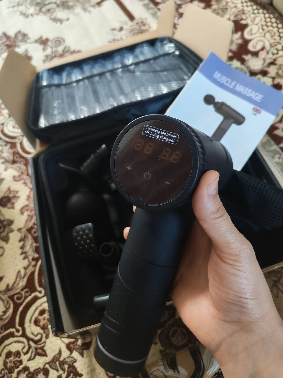 هذا جهاز التدليك العضلات بطريقة سريعة وقوية عن طريق الاهتزاز.
شلون يشتغل؟
الجهاز يطلع اهتزازات (نقرات سريعة) تخترق العضلة، وهذا يساعد على:
تخفيف الشد والتعب
تنشيط الدورة الدموية
إرخاء العضلات
القطع (الرؤوس) اللي وياه بالصورة:
🔵 الكورة: للمناطق الكبيرة مثل الفخذ والظهر
🔶 المسطح: للعضلات العامة بكل الجسم
🔹 الشوكة (شكل U): للرقبة أو العمود الفقري (بدون ضغط مباشر على العظم)
🔸 الرأس الصغير: لنقاط الألم المحددة
🔘 رأس فيه نتوءات: لتحفيز قوي وتنشيط الدم
فوائده:
يخفف ألم العضلات بعد التعب أو الرياضة
يساعد على الاسترخاء والنوم
يقلل التشنجات
يحسن مرونة الجسم
ينشط الدورة الدموية
شلون تستخدمينه؟
شغّلي الجهاز واختاري سرعة خفيفة بالبداية
خلي الرأس على العضلة (مو على العظم)
حركيه ببطء على المكان
كل منطقة من 30 ثانية إلى دقيقتين كافي
انتبهي لهالنقاط:
لا تستخدمينه على العظم مباشرة
لا تضغطين بقوة، خليه هو يشتغل وحده راح تلاحظين باسترخاء وراحه مو طبيعيه
سعره 25 بس


**إذا كنت صاحب هذا الإعلان وتريد حذفه لأي سبب، رجاءا أرسل رسالة إلى الدعم الفني**