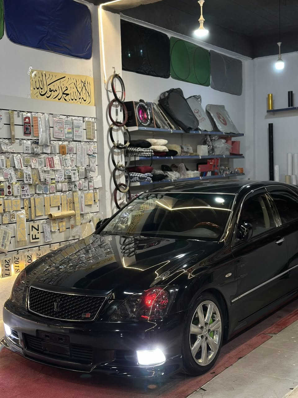 شاهینە 184 موس موس
‎جلد 
‎هیتەر 
‎ساج سور 
‎ئاوێنە شەفت و هیتەر
‎کوشن کارەبا و سوکان کارەبا 
‎بێ سلایت 
‎دینگەی ستیل 
‎دەبلی دایسی لەسەرە
‎سالانسای سپۆرتی لە سەرە
‎تایای تازەی بۆ بەستراوە 
‎رۆنی گێڕو مەکینە گۆڕدراوە
‎داژبوڵی ڕەقەم یەک جوانە
‎گێڕ و مەکینەی لۆک لۆکە 
‎سەیارەکە زۆر زۆر جوانە
‎بێ دوکەڵە 
‎زۆر بەقوەتە
‎بێ عەیب و عارە 
‎دینارێ مەسرەفی تیا نیە
‎مشتەری نیت رەحمەتت لێبێ با سەری یەک نەیەشێنین 
‎69$ و مەجال
‎ شوێن پیرەمەگرون
‎ژ.م ***********
