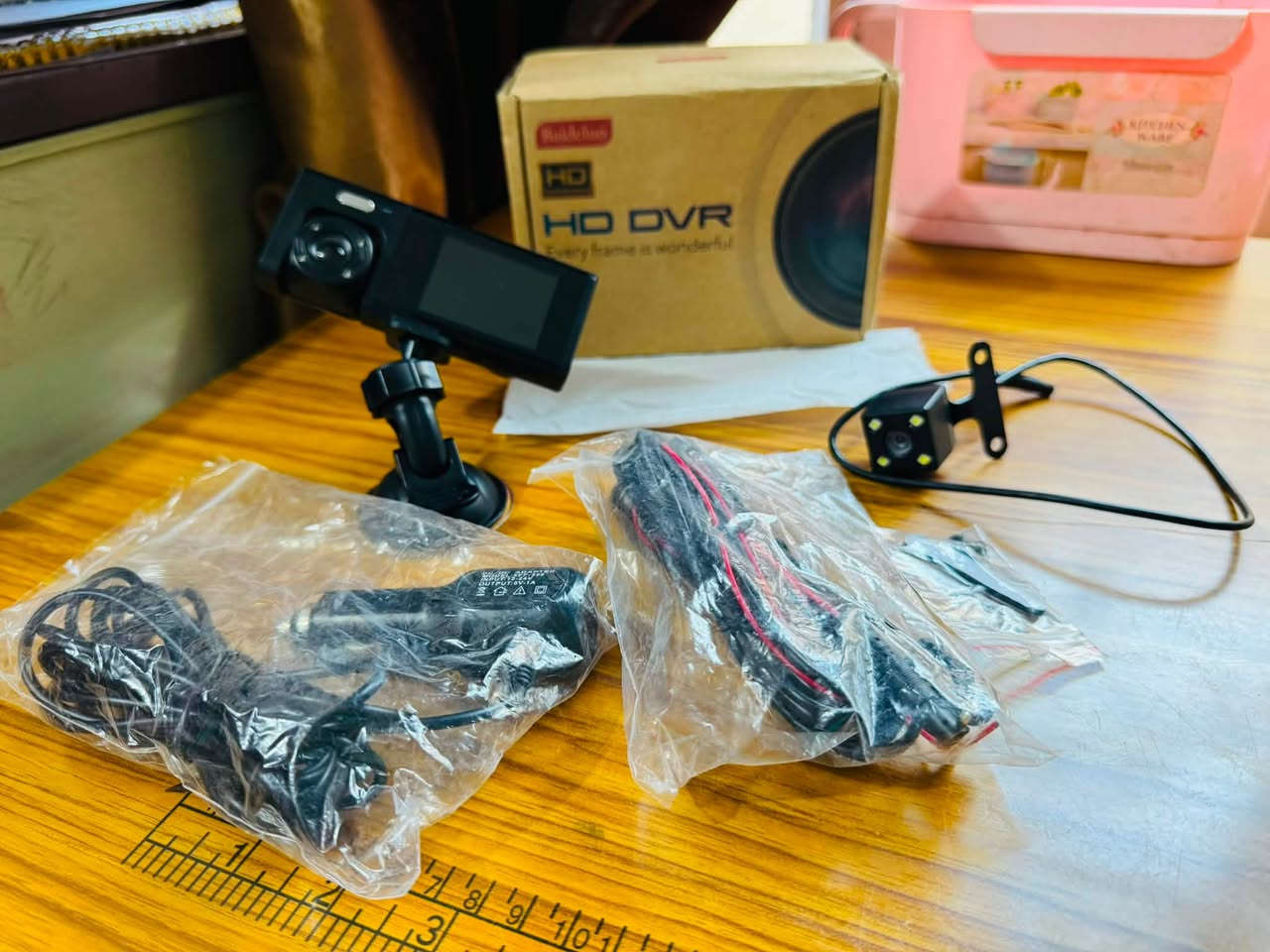 متاح كامرة داشكام  تصور 3 كامرات امامية خلفية داخل  السيارات صورة وصوت بدقة HD DVR اصلية ما مستخدمة فقط يومين  كامل ملحقاتهة كامرة تربط بل صندوك ++رام 32  كيكة   
‏***********
