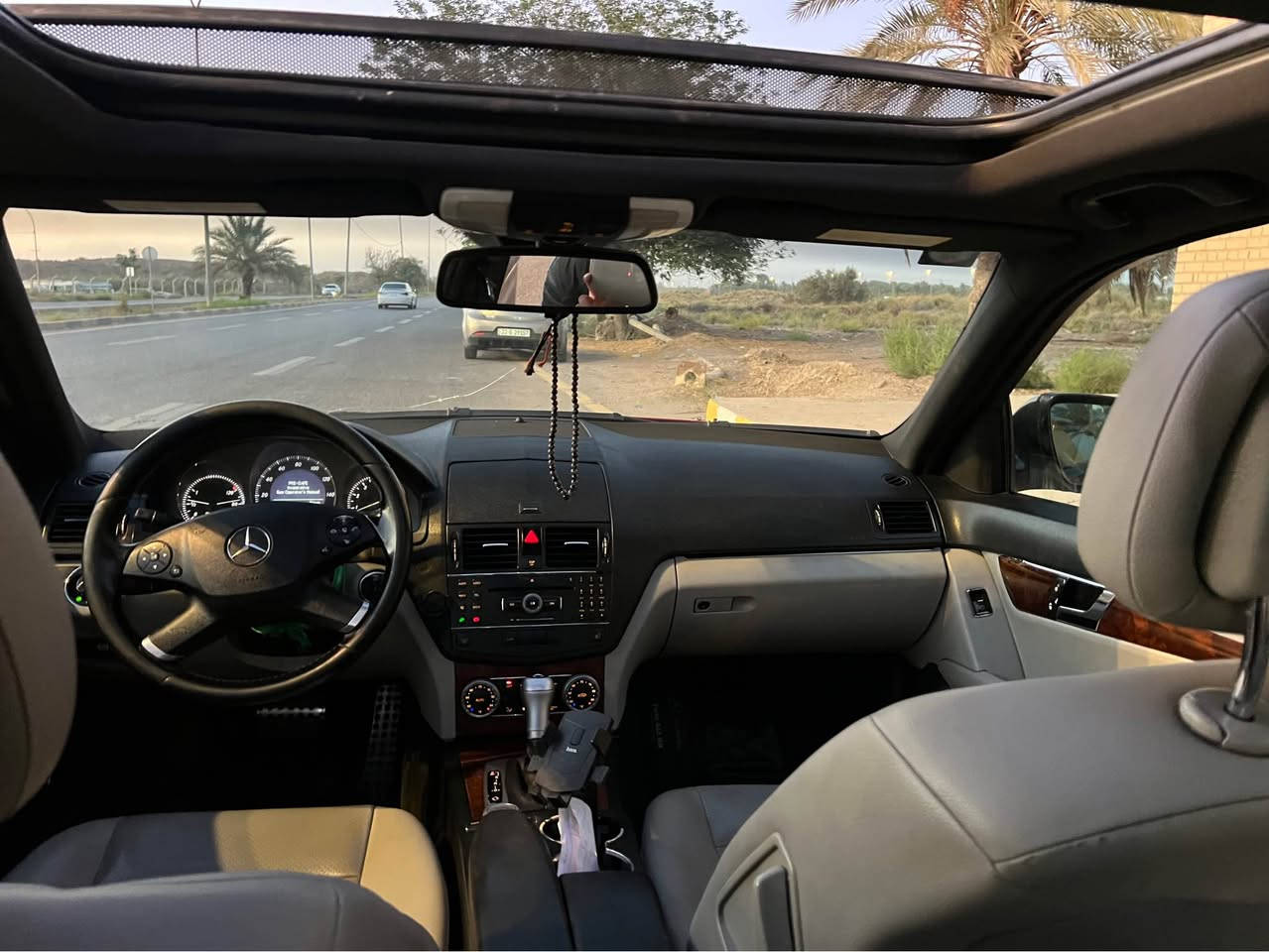 للبيع فقط: مرسيدس C300 موديل 2009 - لون أحمر مميز - بحالة ممتازة ⚔️
 • السعر: 12،900 دولار بيها مجال بسيط ⚔️
 • الموقع: كربلاء او بابل ⚔️
 • للتواصل: *********** / *********** ⚔️

تفاصيل السيارة:
 • رقم بغداد جديد مع هزة وسنوية جديدة ⚔️
 • المحرك: 6 سلندر ⚔️
 • نظام تبريد قطعتين ⚔️
 • ثلاجة داخلية ⚔️
 • مثبت سرعة (كروز كنترول) ⚔️
 • بانوراما كاملة (سلايت) ⚔️
 • مرايا داخلية وجانبية عاكسة ⚔️
 • تحكم ستيرن كهربائي ⚔️
 • مري كهربائية ⚔️
 • أنظمة قيادة متعددة: سبورت وطبيعي ⚔️
 • شاشة أعطال متطورة ⚔️
 • داخلية بلون أوف وايت فخم ⚔️
 • ويل كب مقاس 18 مع تخم تاير جديد ⚔️
 • شاشة قلاب كبيرة ⚔️
 • كشنات تدفئة ⚔️
 • سستم سماعات داخلية عالية الجودة ⚔️
 • حدادية أمامية وخلفية جديدة ⚔️
 • صبغ مكانات للجمالية بسبب شخوط وجراد بدون اي حادث غير حادث امريكا — أبيع حزام ⚔️
 • السيارة بدون أي نقص، نظيفة جداً وأحلى من الصور! ⚔️ بغداد, العراق
