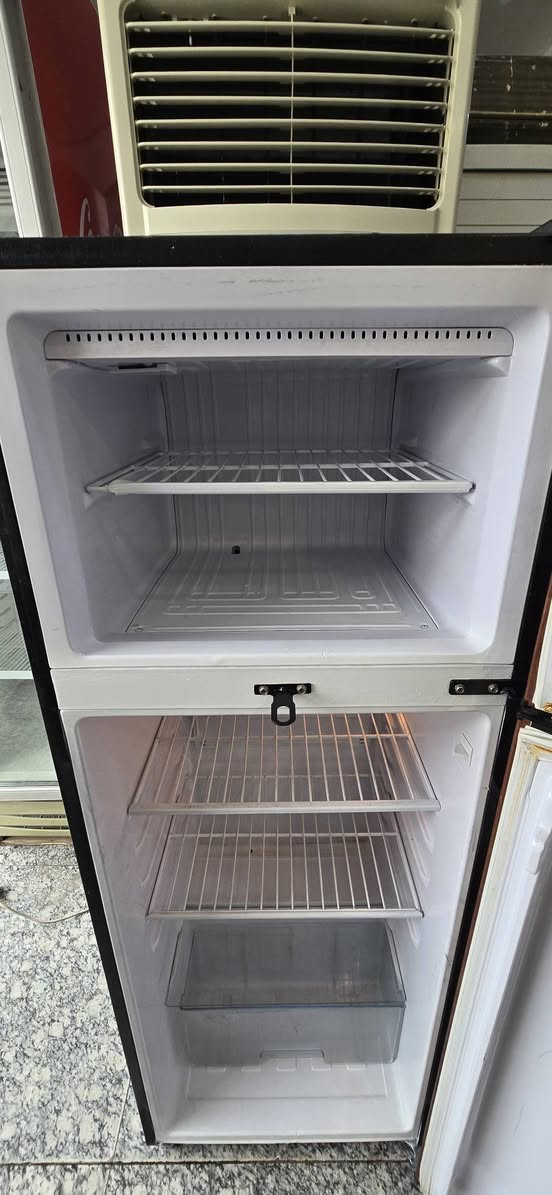 ثلاجة ١٢ قدم أمتياز ياباني  حلوه لون صاجي مستعمله نظيفه جدا ابلاد شركة 
السعر ١٧٥ الف 
العنوان واسط الكوت دور العمال مقابل جامع الرسول 
ورشة و معرض مبين سمير عوفي 
هاتف 
***********
***********
