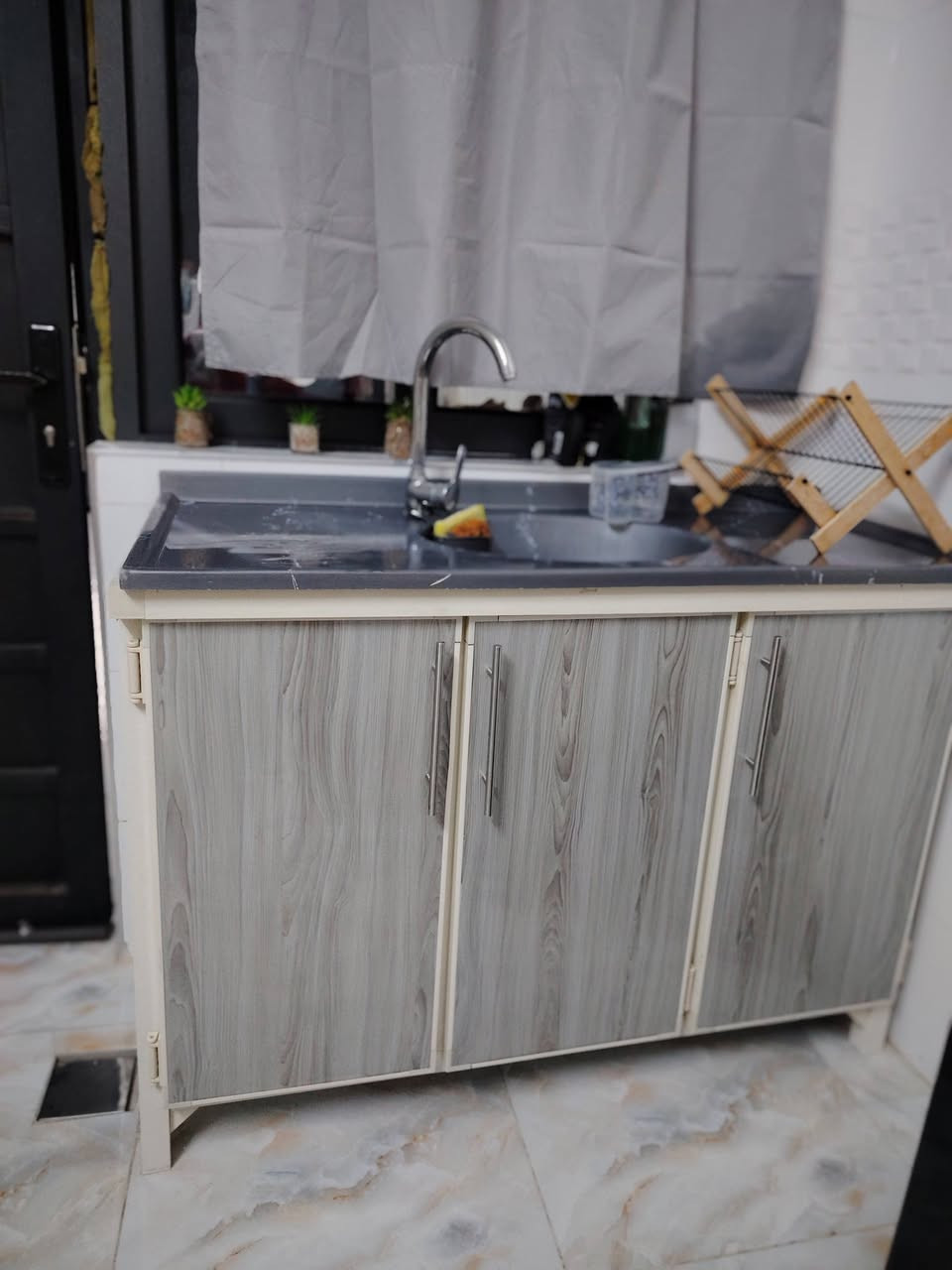 كاونتر للبيع تكمه مو سوگي السنگ مرمر نظيف جداً السعر ٣٥٠ وبي مجال ***********
