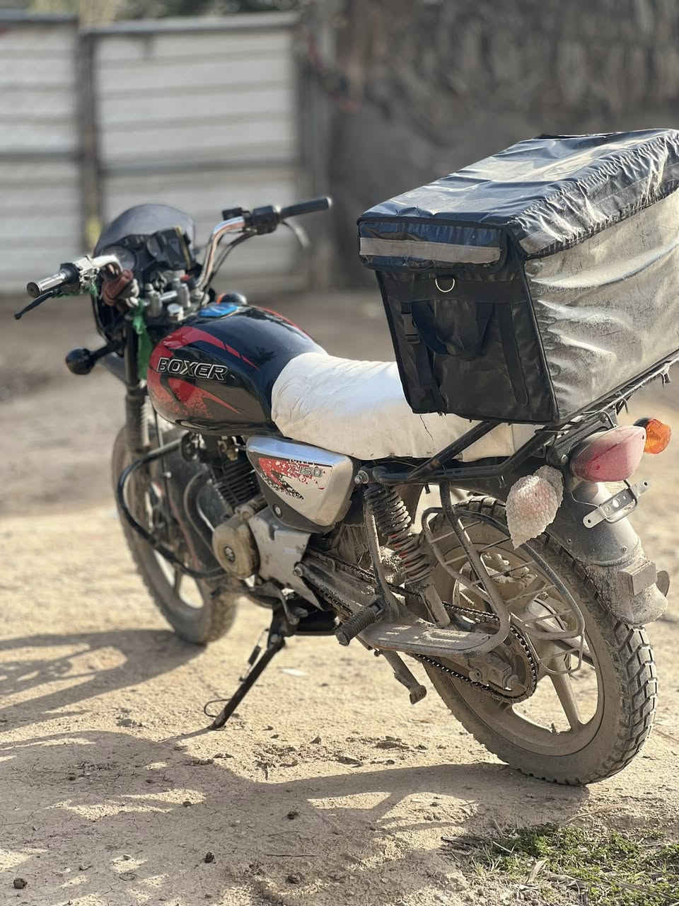 سلام عليكم دراجه بوكسر موديل ٢٠٢٣  بدون رقم ولا أوراق اكفلكياسرقه وعشائر دراجه خير من الله شلعه ومعدل 
الدراجه اشتغل بيه دلفري ما موكفتني السعر ٨٧٠ لاستفسار الرقم*********** الموشراي لا يتصل
