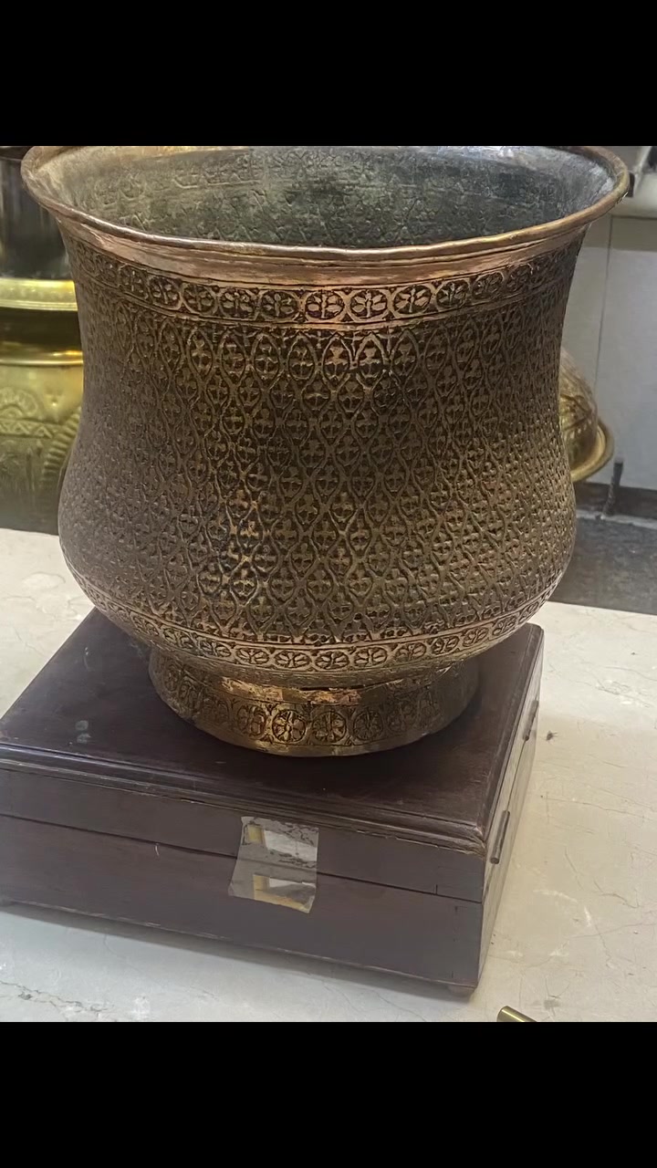 تحفه نحاس قديمه جدا نقش يدوي ناعم قياس ٢٧قطر ٢٧ ثقيله ***********
