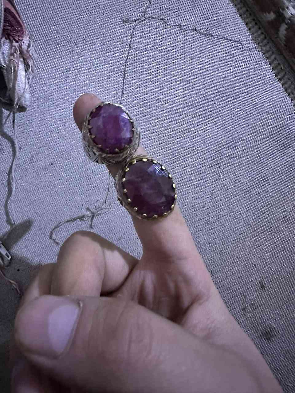 ياقوتات للبيع لياقوت لجبيره مزغرهه على قياس اصبعي للسعر 150الف عنواني بغداد مدينة لصدر***********
