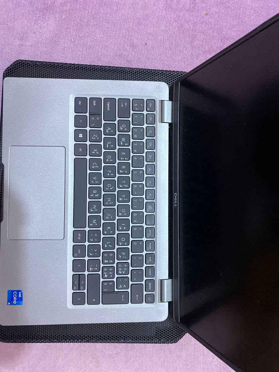 لابتوب Dell Latitude 5320
المواصفات: 
المعالج (CPU): Intel Core i5 من الجيل الحادي عشر (11th Gen)، معالج قوي جداً وسريع للبرمجة والدراسة والألعاب المتوسطة.
الذاكرة العشوائية (RAM): بحجم 8 جيجابايت DDR4 مدمجة وسريعة جداً في معالجة البيانات وبحالة المصنع الممتازة
كارت الشاشة (GPU): Intel Iris Xe Graphics الحقيقي
الشاشة: بحجم 13.3 بوصة بدقة Full HD (1080p)، ألوانها دقيقة ومريحة جداً للعين ومناسبة للمطالعة الطويلة والدراسة.
الملحقات: يجي وياها الشاحن الأصلي الرسمي من شركة Dell بقوة 65 واط بنظام (Type-C) الذكي المتعدد الفولتية (أصلي 100% ويحافظ على عمر البطارية)
وياه ستاند هو مبرد لكن مشيتغل تگدر سوي ستاند
السعر:410 الف
المكان النجف و ماكو توصيل و اللقاء وجهاً لوجه 
الرقم:***********
