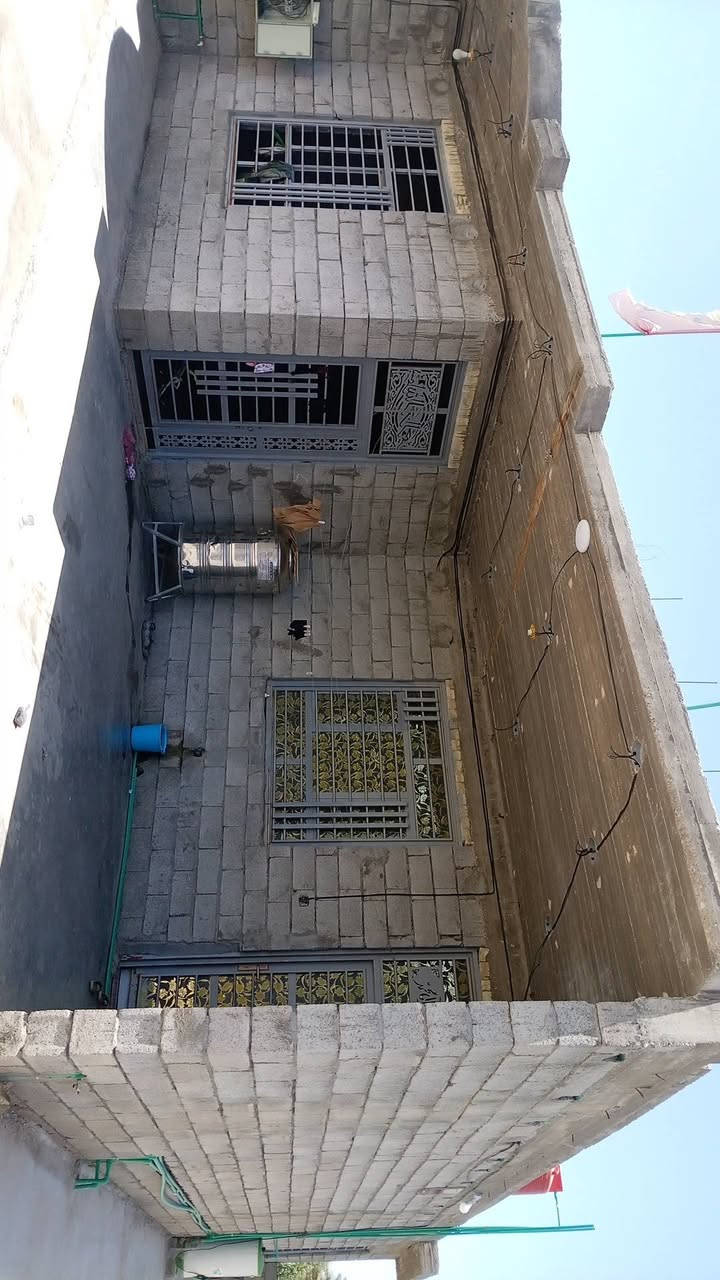السلام عليكم بيتين للبيع مع قطعة ارض العنوان الحفرية  قرية الامام تاج الدين (ع) مساحة البيت الاول ٣٥٠ متر يحتوي
على عدد غرف اثنين وصاله ومطبخ

ومساحة البيت الثاني ٢٠٠ متر يحتوي على عدد غرف اثنين مع مطبخ مع قطعة ارض مساحته ٤٠٠ متر للاستفسار الاتصال على الرقم

***********

