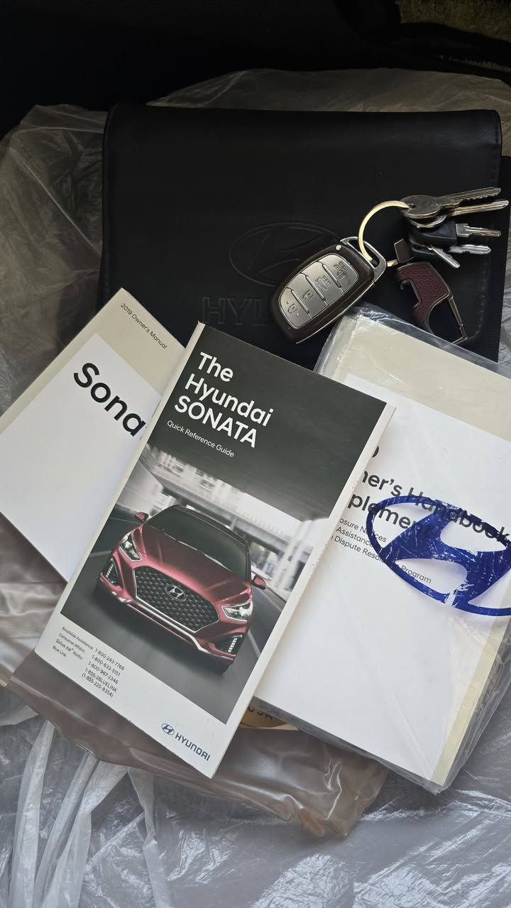 سوناتا 2019 وارد امريكي رقم نجف باسمي سياره جديده گير ومحرك شرط برغي ما مفتوح بي غرفتها الداخليه نظافه 100% اني جبتها من الامارات وسجلتها على ايدي مال جناي صيانه و قطع غيار كله اصلي وكاله ترايك للبصره 
مواصفاتها.
1- بصمة ابواب + تشغيل+ جنطة 
2- رادارات امامي وجانبي وتوقف ذاتي عن اقتراب السيارة
3-شاشة لمكيف الهواء وعرض تفاصيل درجات الحرارة
4-فتح الجنطة اوتماتك عند الاقتراب منها 
5-قطعتين تبريد + تبريد منفصل (مناخين)
6-كشنات تدفئة+كشن السائق كهرباء
8-شحن واير لس وكذلك يدعم الشحن السريع + منافذ شحن usb 
9-ويل كب 17
10-  وضعيات للقيادةsports  +normal
11-محرك2.4 Gdi
12-تحديد مسار + قيادة ذاتية
14- تحديد سرعة وتحديد المسافة بين السيارتين للأمان والتوقف الالي عند الاقتراب
15-كاميرا دوارة

الحادث الباب و الجاملغ خلفي 
للاستفسار *********** مكاني نجف السعر 137$ وبالعافيه علياخذها
