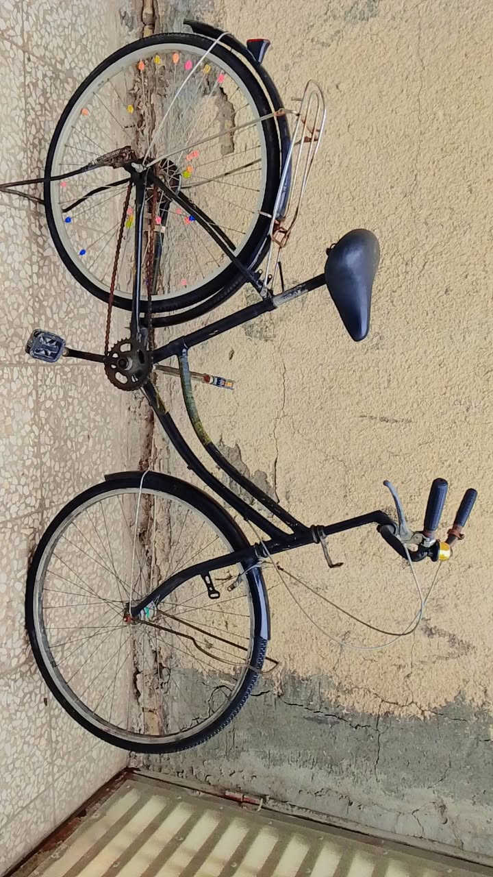 السلام عليكم بايسكل بناتي حجم 27 نضيف ابريكات حساس 
بايسكلك كامل بس الويل الخلفي بي عواج يرادله تعديل 
والباقي كامل ونضيف سعرة 45 وبي مجال مكاني بغداد مدينة الصدر الاستفسار علة الماسنجر او على الرقم ***********
