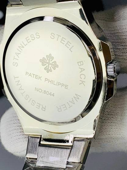 ساعة يد من طراز Patek Philippe Nautilus. تشتهر هذه الساعات بتصميمها الأيقوني..

التصميم: تتميز الساعة بميناء أزرق/أخضر مزخرف بخطوط أفقية وحافة مثمنة الشكل.

 الهيكل والسوار مصنوعين من معدن بلون داكن، ربما التيتانيوم أو الفولاذ المطلي باللون الأسود.

الماركة: Patek Philippe هي إحدى أرقى وأشهر ماركات الساعات الفاخرة في العالم، وتُعرف بحرفيتها العالية وتصميماتها 
للبيع العنوان بغداد العبيدي حي البتول 
الاتصال بالرقم 
***********
