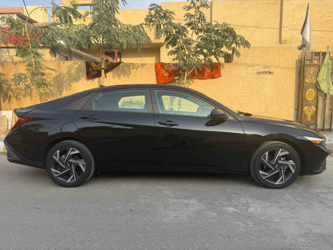 النترا موديل 25 
ماشية 12الف 
رادار خلفي وامامي وبصمه 
محرك 2000دوش 
 البنيد بي بارد 
قبق الصندوك بي حار
السيارة حره 
السعر150
***********
