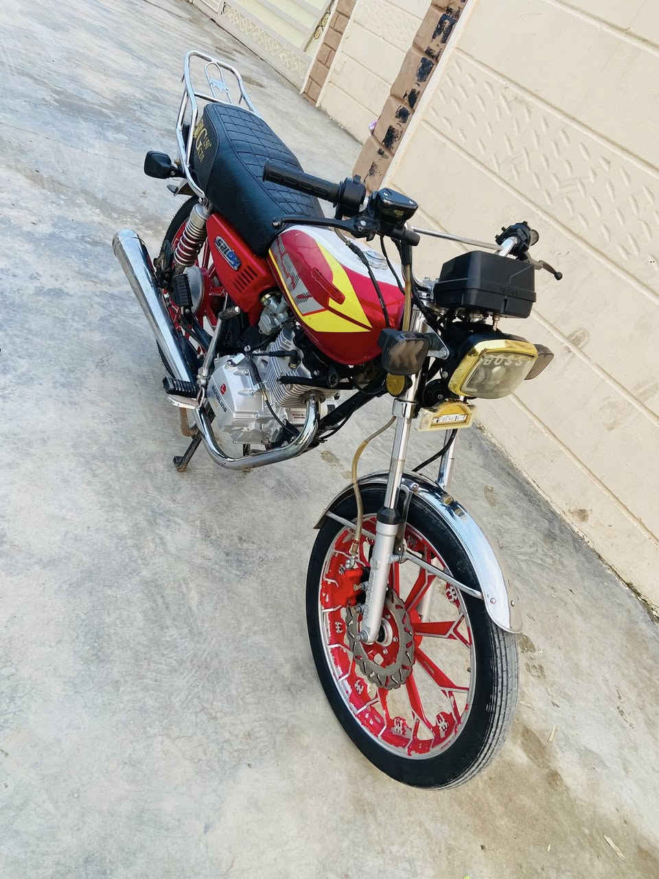 سلام عليكم سيفان لبيع مديل ٢٤ دراجة مكفول من كلشي ابس ابيه عواج بل ويل  كدام ويل ورا  آب شويه محرك مكفول سلف شغل دشبول شغال ￼ دراجة حيل نظيفة نعامة فول شلف فول سعر 600 وبيها مجال وجماعة 550 عبر المنشور ￼ مكان الدراجة ديال سراجق أريد يتصل علئ رقم ***********
