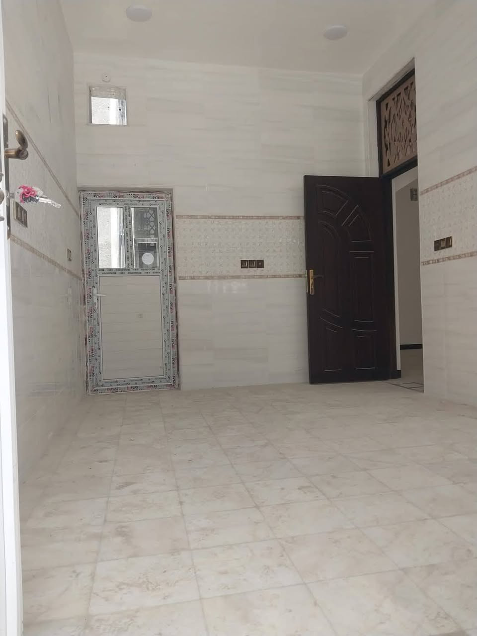 دار للايجار حي الصحه طابو زراعي بناء حديث
المساحه ١٥٠متر الواجهه ٧ونص 
خلف المدينه المائيه 
قرب صالون بغداد 
يحتوي على ٤غرف نوم وصاله وكلدور ومطبخ ومجمع صحيات عدد ٢ للاستفسار ***********سيد علي
مكتب الوسيط
