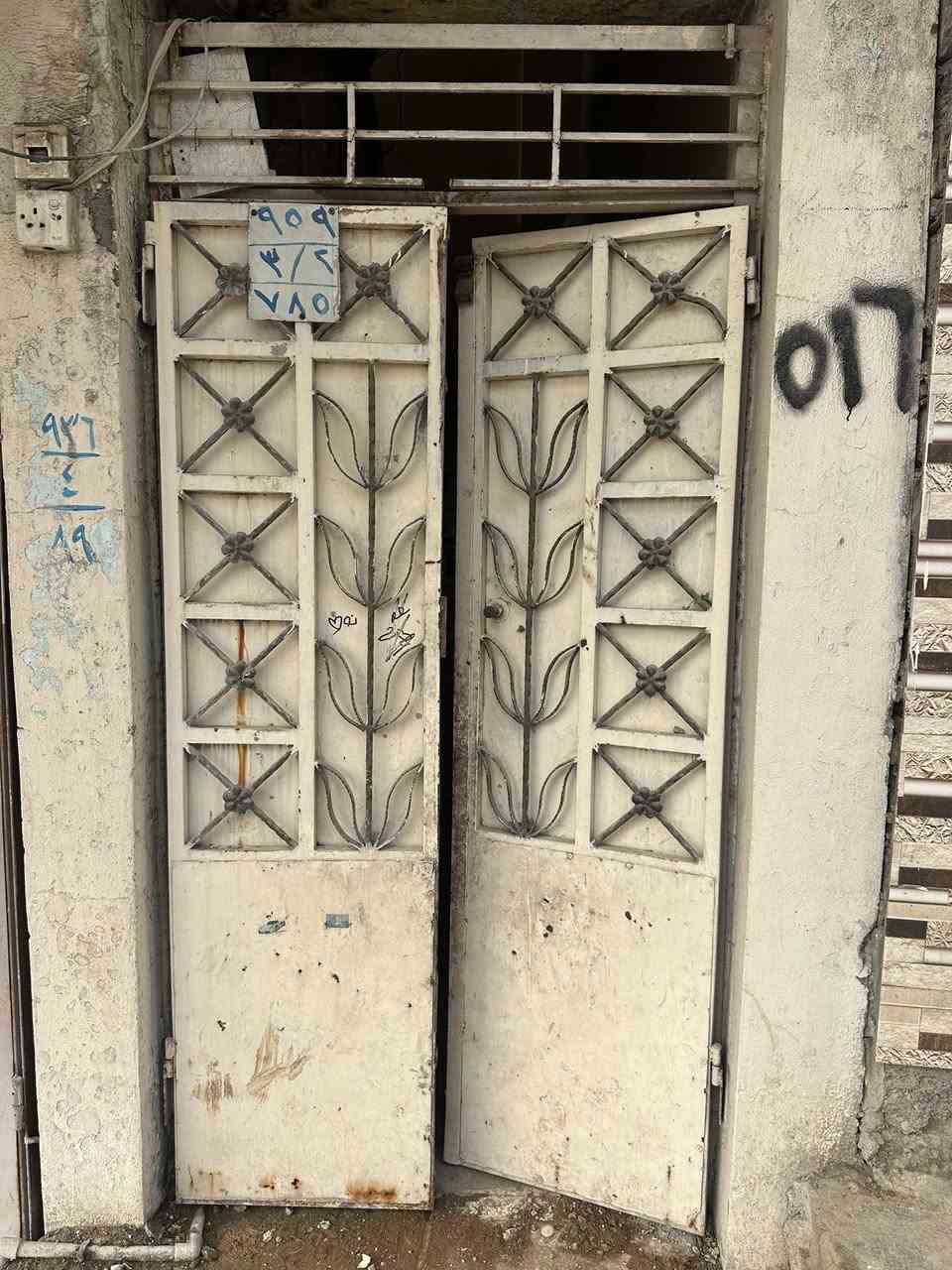 أبواب محلات شبابيك أبواب خشب وابواب حديد للبيع كلهم عنوان ايسر ***********
