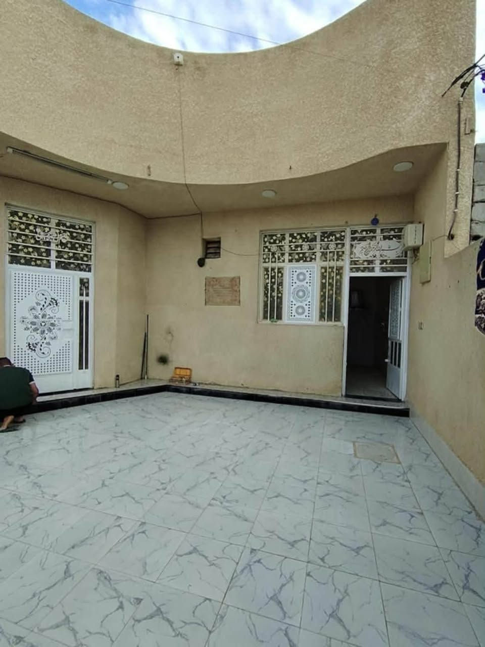 البيت للبيع حي الحكيم قرب الدبيه شارع المدارسغرفه نوم 2 مع هول داخلي كبير مع مطبخ صحيات داخليه خارجيه استقبال ومطبخهذا رقم وتساب السعر ٤٥ في مجال طابو زراعي سنه 25 ***********
