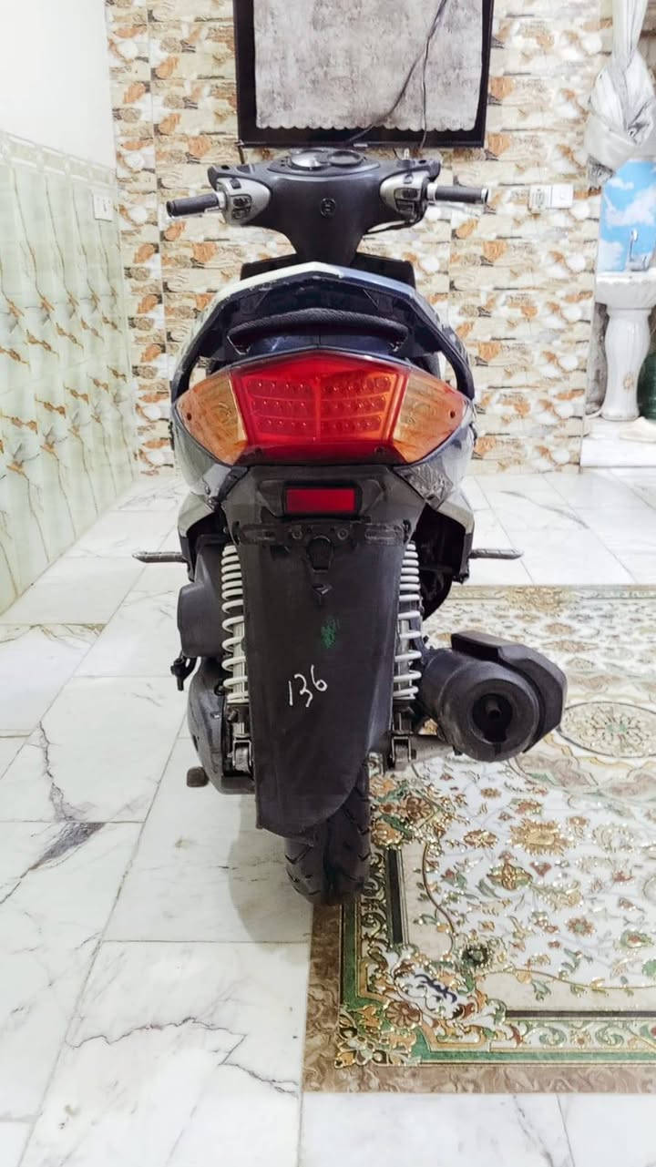 سلام عليكم دراجة سكنس فحل نوزل خطين كوري ام طلاعات للمراوس او بيع
سعر 650 و بيها مجال 
مكينة مفتوحة مرة وحدو 
دراجة بيها تزويد صدر امامي و يداد بريك و قبق مروحة رياضي من رمبة
نقص توشمة كشن و تشبول طافي و اشاير طافية و خاطن
***********
