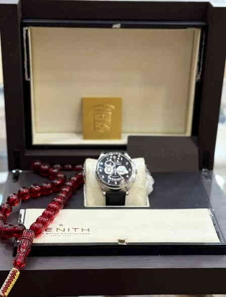انظر إلى قلب الدقة يخفق على معصمك... Zenith El Primero Chronomaster Open "Power Reserve" ليست مجرد ساعة، بل هي قطعة من تاريخ صناعة الساعات حية تتنفس.

تُجسد هذه التحفة الميكانيكية إرثًا عريقًا، حيث كانت حركة El Primero من أوائل حركات الكرونوغراف الأوتوماتيكية في العالم. واليوم، تأخذك هذه الساعة إلى ما وراء الوقت من خلال نافذتها المفتوحة الساحرة، التي تمنحك إطلالة حصرية على آلية العمل الداخلية وهي تؤدي رقصتها الدقيقة.

عرض خاص بمواصفات استثنائية:

· الحالة: كالجديد - كما وصلت من المتجر لأول مرة.
· القطر: 44 ملم (مقاس أنيق وكلاسيكي).
· الحركة: كاليبر 4021 تلقائي - أشهر حركة كرونوغراف في العالم.
· السوار: سوار جلد أسود .
· التصميم: علبة من الفولاذ المقاوم للصدأ.
· مرفقاتها: العلبة الأصلية والكارت الرسمي (ضمان الجودة والأصالة).

أبرز المميزات:

· نافذة مفتوحة تكشف جمال الآلية.
· مؤشر احتياطي طاقة.
· دقة خارقة لقياس 1/10 الثانية.

للاستفسار والشراء، زورونا في:

· اسم المحل: 🏆 Golden Watch
· العنوان: 📍 واسط - الكوت - شارع المغرب
· للتواصل: 📞 *********** (واتساب أو اتصال مباشر)

لا تكتفي بقياس الوقت، بل امتلك أسطورة بحالة لا تُنسى.

#Golden_Watch #الكوت #واسط #زينيث #Zenith #ElPrimero #Chronomaster #ساعات_فاخرة
