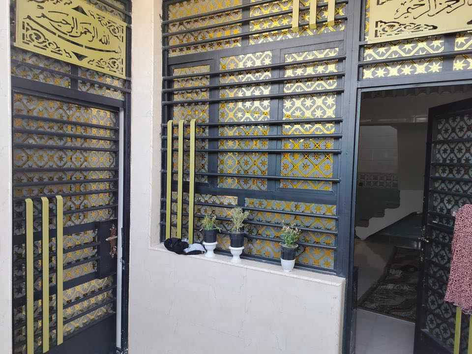 بيت للبيع حي طارق القديم خلف معمل الغاز السعر 85قفل.م125.م ***********
