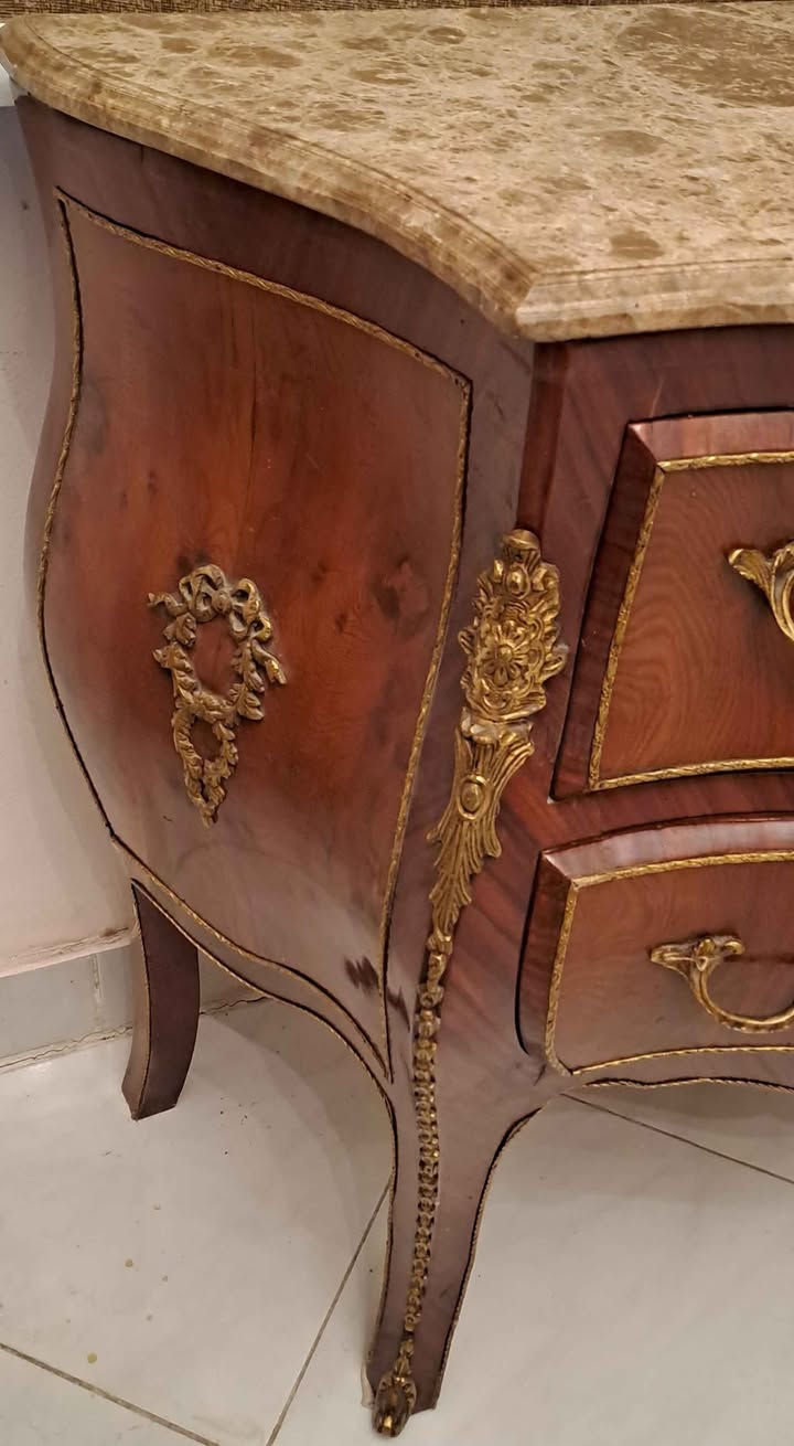 بايوه مطعم بالنحاس تفاصيل عاليه عرض ١٠٥ سم ارتفاع ٩٠ سم قطعه متحفيه الادراج مبطنه من الداخل .مش اى بايوه يتحط فى الريسبشن او مدخل الشقه او الفيلا للبيع بسعر مميز للتواصل موبيل وواتساب ٠١٠٢٣٣٤٢٢٣٣ القاهرة, مصر


**إذا كنت صاحب هذا الإعلان وتريد حذفه لأي سبب، رجاءا أرسل رسالة إلى الدعم الفني**
