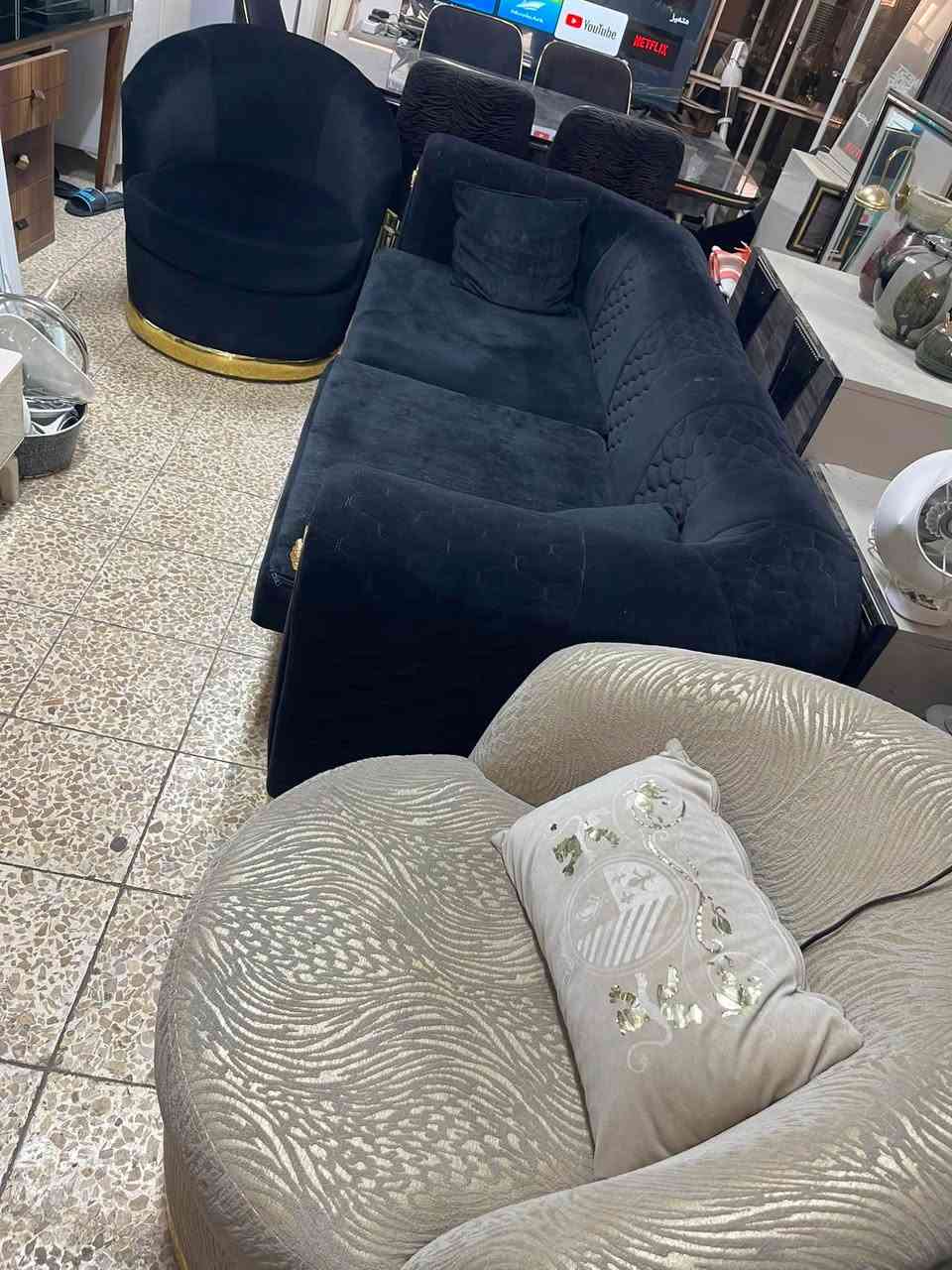 ست طخم نص طخم قنفات 5نفرات+ميز طعام 6كرسي تركيا مركه نظيف كلش نظيف100%100بدون اي عيب اي ستفسر عل***********
