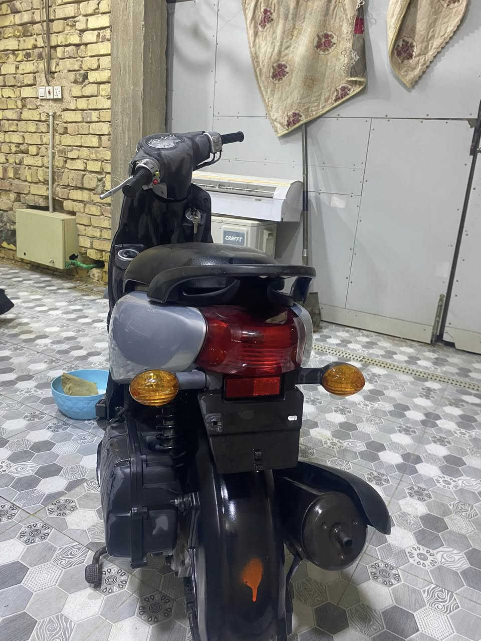 السلام عليكم شباب دراجه فله للبيع كلشي بيها بلادي وعالفحص سعرها ٩٠٠ وبيها مجال للشراي وهذا رقمي *********** مكاني ديوانية
