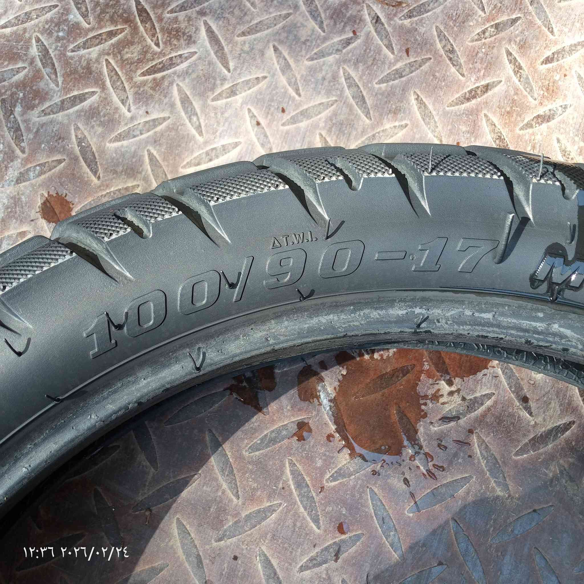 السلام عليكم
شباب تاير بوكسر خلفي نضيف مستخدم اخو الجديد مابي ولا بنچر سعره 20 الاتصال ***********
