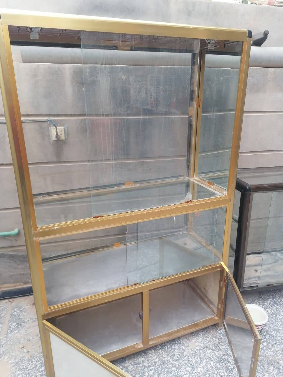 سلام عليكم عندي معارض للبيع بسعر مناسب للتواصل ***********
