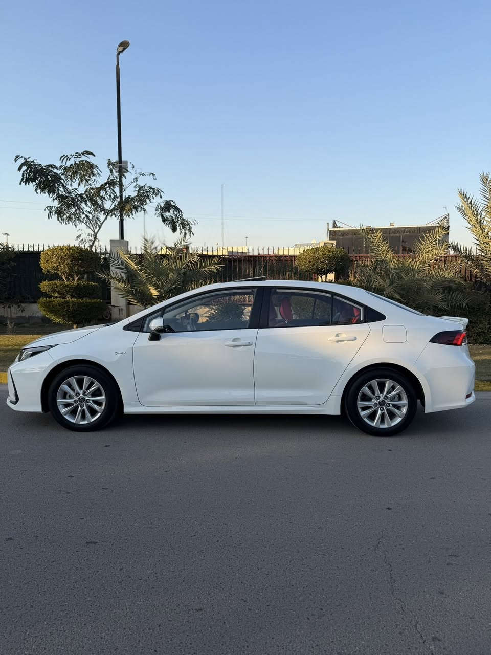 السلام عليكم 
كورلا الشكل الخليجي 

موديل 2024 فول مواصفات كشن جلد احمر + كهرباء 

ماشيه 21 الف 

رقم بغداد باسمي 
مكفوله من كلشي فقط رصعه صغيره  

مكاني بغداد/ الكرخ وهذا رقمي ***********
*********** واتس اب
