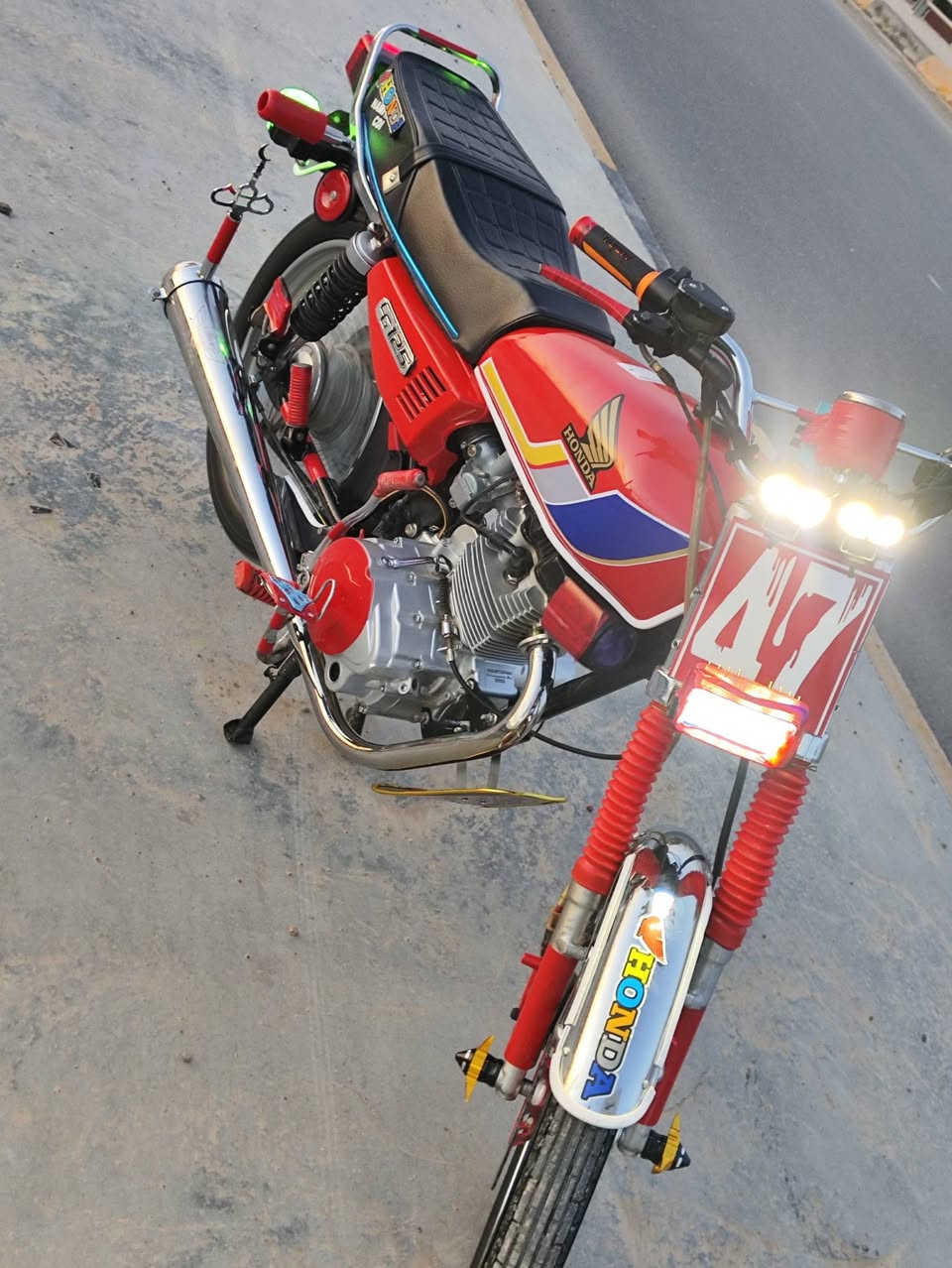 دراجە للبیع نامی تو پرو خمسة گیر مودیل2023مەنەفیست محرک200cc
وارين، دي جي،  الكهربا کل اشتغل
الدراجة النارية سريعة جداً
سعر خاس رقم***********
