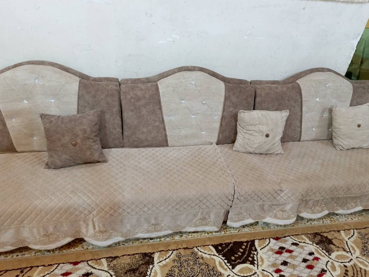 سلام عليكم ديوان 
مع طلبه للبيع السعر 350وبيه مجال مكاني سوق الشيوخ الحكيكه ***********
