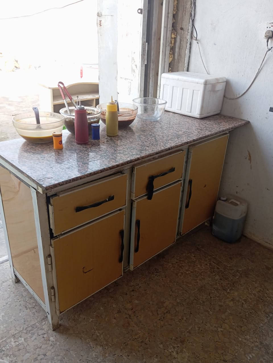 كل وحدة وسعرها مكان شارع مطار ***********

