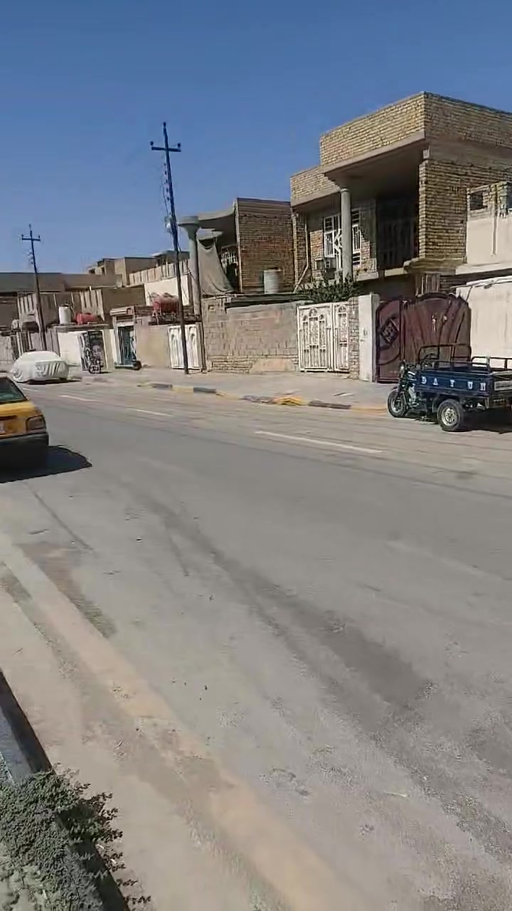 بيت يعتبر قطعة للبيع شارع الكهرباء زين القوس الشارع تجاري 
للأستفسار الاتصال ***********
