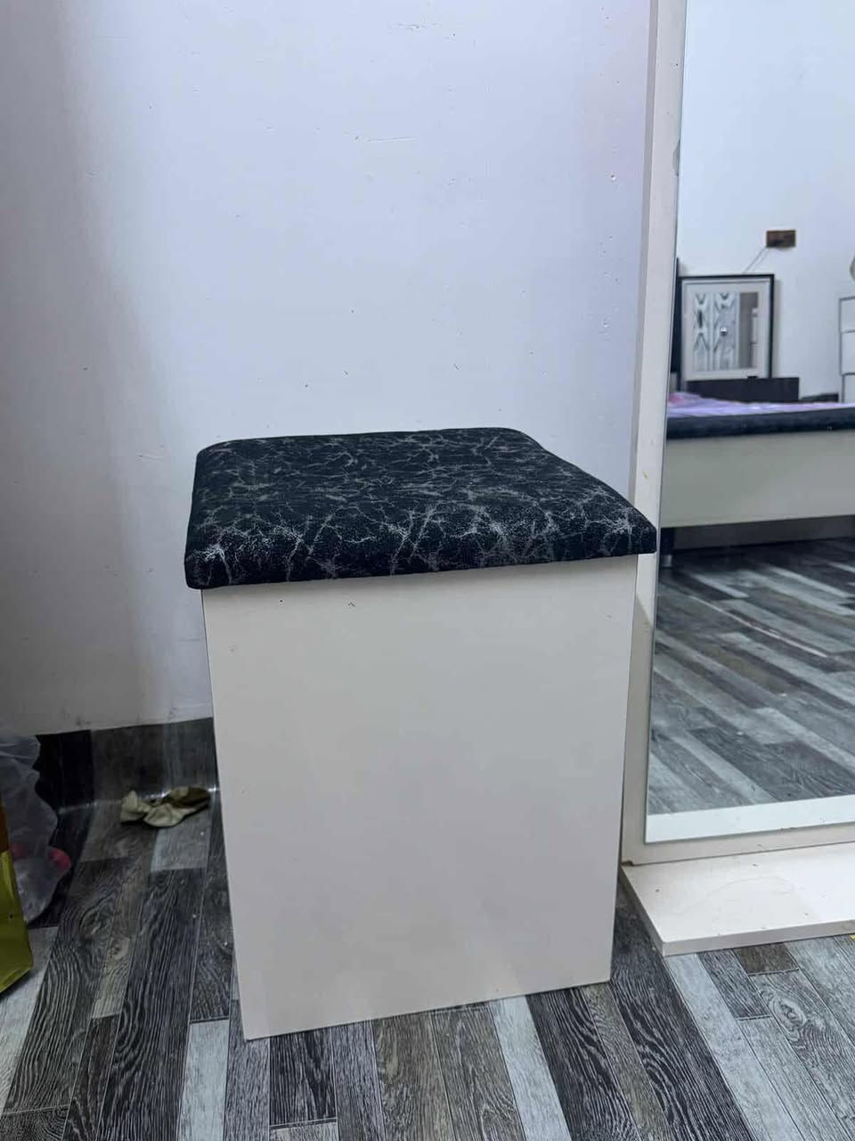 سلام عليكم غرفت نوم مستخدمه عشر قطع ستخدم سنه
السعر 700 وبيه مجال 
مكان بلديات المعسكر 
***********
