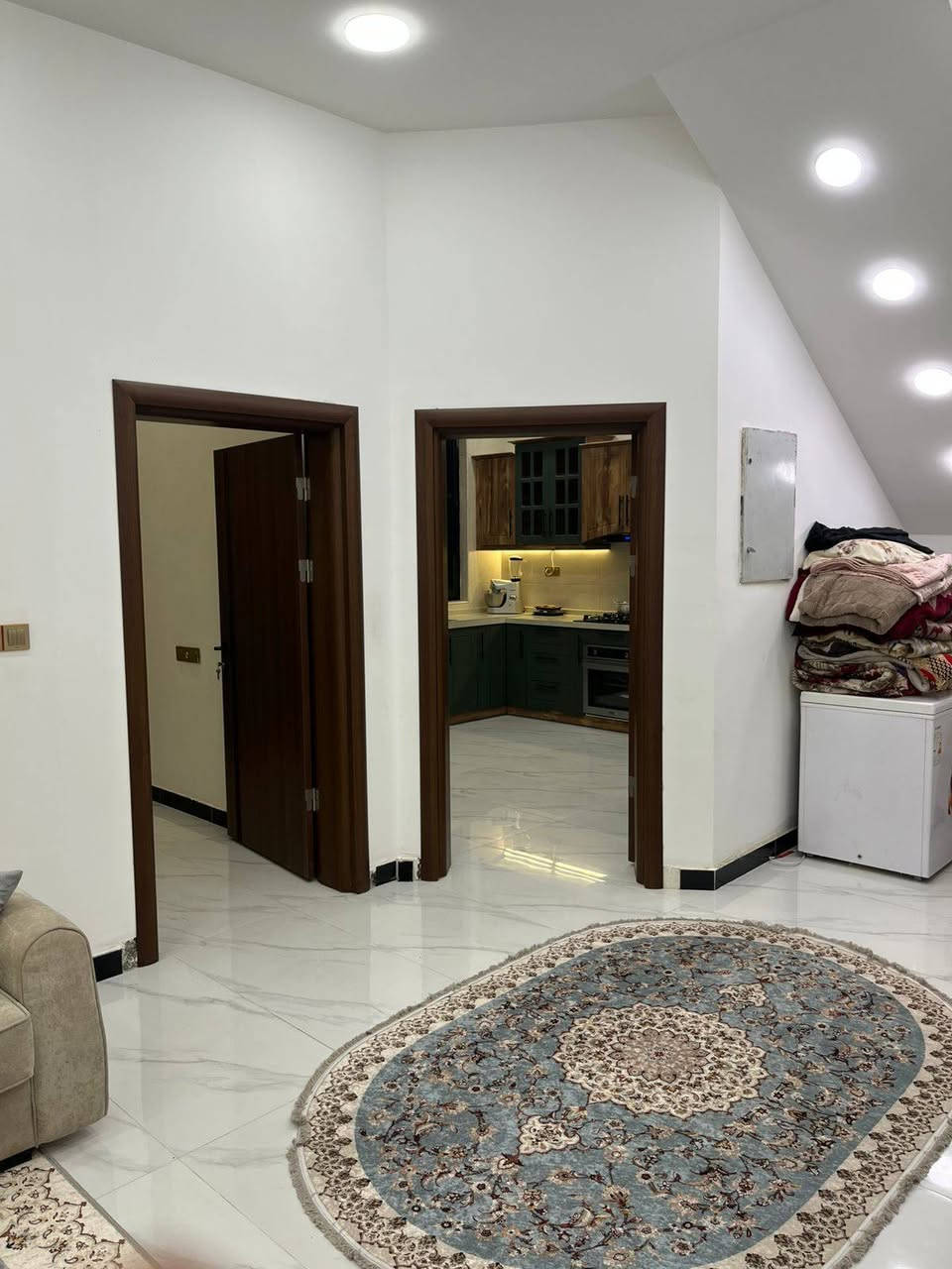 للبيع .. دار سكن ١٠٠م مربع ١٠×١٠ طابقين حي الجامعه 
٣ غرف نوم صاله استقبال مطبخ صحيات 
مطلوب اسكان ٣٤ مليون التسديد ١٨٠ الف شهريا 
للاستفسار مراجعه مكتب ميثم للاستثمار العقاري / الجزائر شارع المطاعم / مقابل مخبز باب الحاره او الاتصال على الارقام التاليه
***********
***********
