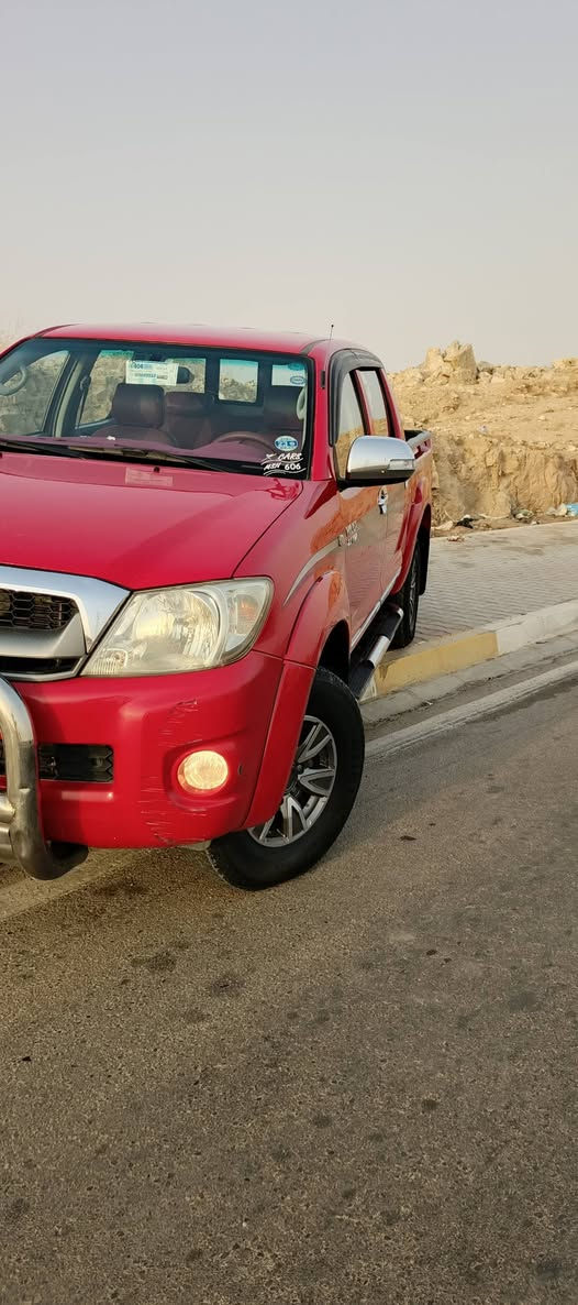 🚗 تويوتا هايلوكس (TOYOTA HILUX) موديل 2009 للبيع 🚗
​السيارة بحالة ممتازة جداً وجاهزة للاستخدام فوراً، ومكفولة من كل النواحي. المواصفات والتفاصيل أدناه:
🚗​الموديل: 2009
🚗​الوضع القانوني: كلين تايتل (Clean Title)، سيارة نظيفة جداً وبدون أي حوادث.
🔴​الصبغ: مكفولة من الصبغ (بدون صبغ).
🔵​المحرك والـقير: مكفولين بشرط الفحص کیر اوتوماتیك (كير ومحرك نظيف جداً). 
🔷​التبريد: تبريد ثلج ومكفول 100%.
​الأوراق والتحويل: سیارة رقم سلیمانیة  الغرامات والتحويل بشرط وجاهزة للتحويل المباشر باسم المشتري.
🔶 سیارة عدها دفتر بانزین
🔷​المميزات الإضافية: دفع رباعي 4x4، محرك سعة 2.7 لتر، شاشة داخلية مع إضاءة ليد (LED) داخلية مميزة باللون الأحمر، مع دعامية أمامية حديد لحماية السيارة.
​📍 الموقع: [كركوك]
📞 للتواصل والاستفسار: [ ***********-***********] أو المراسلة على الخاص. كركوك, العراق
