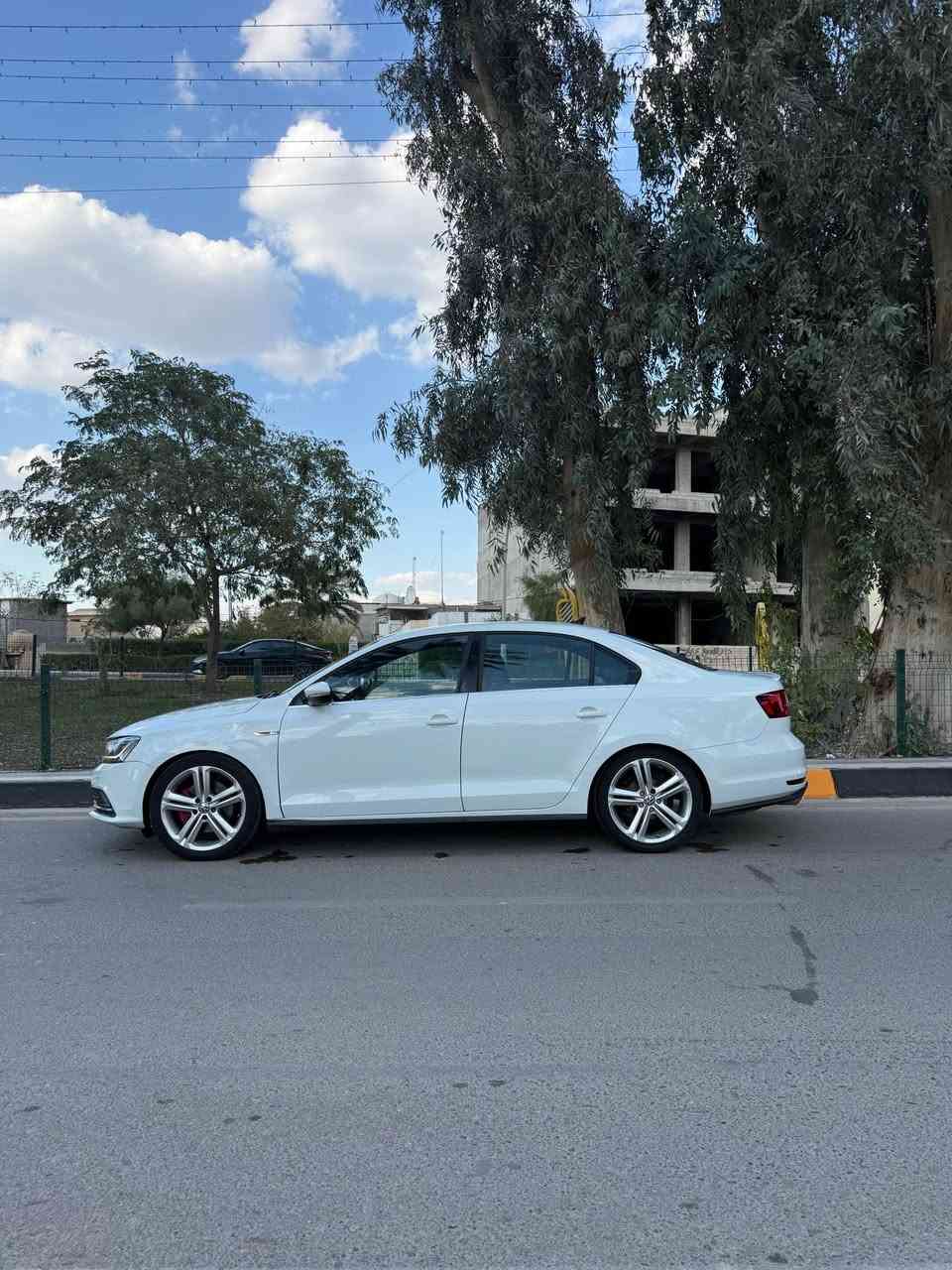 🚘🔥 Volkswagen Jetta GLI 2017 🔥🚘
نسخة رياضية أصلية | 2.0 Turbo | بدون صبغ نهائيًا 🎯

📍 ديالى – بعقوبة
📞 *********** (اتصال / واتساب)

━━━━━━━━━━━━━━━━━━

🔹 الموديل: 2017
🔹 الفئة: GLI الرياضية (Top Sport Trim)
🔹 المحرك: 2.0 Turbo – 4 سلندر قوي واقتصادي ⚡
🔹 الممشى: 109 ألف ميل
🔹 الحالة: بدون صبغ نهائيًا ✔️

━━━━━━━━━━━━━━━━━━
💎 المواصفات والتجهيزات:

✔️ فتحة سقف 🌤️
✔️ بصمة تشغيل + دخول ذكي 🔑
✔️ شاشة كبيرة + Apple CarPlay 📱
✔️ كاميرا خلفية + حساسات أمامية وخلفية 🚨
✔️ مراقبة النقطة العمياء
✔️ نظام فرملة طوارئ
✔️ تدفئة + تبريد مقاعد ❄️🔥
✔️ لوحة قيادة رقمية
✔️ إنارة محيطية داخلية ✨
✔️ مصابيح زينون + LED
✔️ 8 وسائد هوائية 🛡️

━━━━━━━━━━━━━━━━━━

🚀 GLI سيارة شبابية مطلوبة
🚀 ثبات عالي + تسارع ممتع
🚀 مناسبة للاستخدام اليومي والقيادة الرياضية

الفحص مرحّب به بكل شفافية ✔️
السيارة على الواقع أنظف من الصور 💯

#Volkswagen
#JettaGLI
#GLI
#NumanAuto
#سيارات_ديالى
#بعقوبة
#بيع_وشراء_السيارات
#ثقة_التعامل

━ بعقوبة, ديالى
