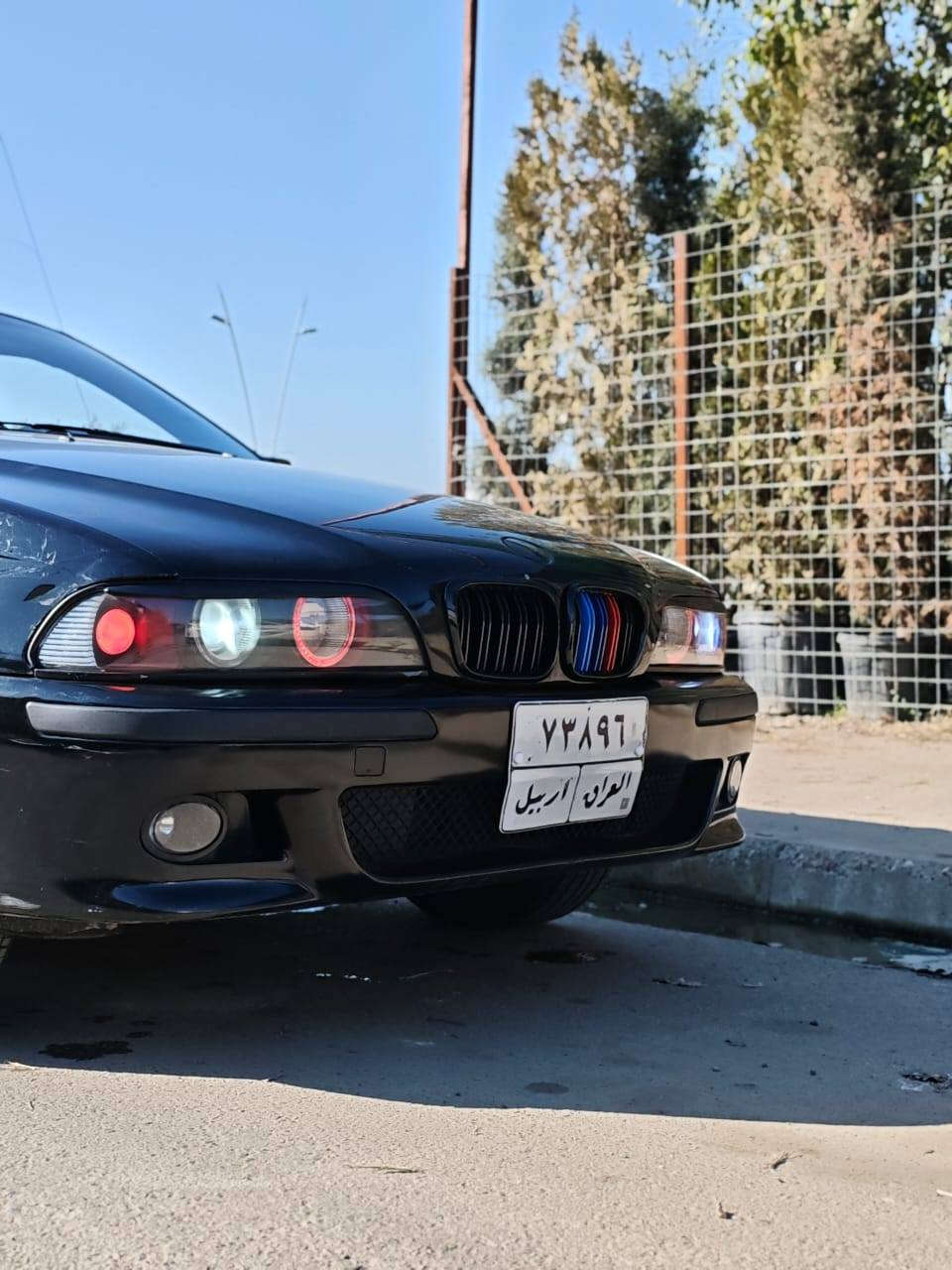Bmw e39 للبيع موديل ٩٦ كير عادي غرفة جديدة محرك وكير كصه دعاميات ام تحكم ستيرن سعرها ٨٨ بيها مجال ***********
