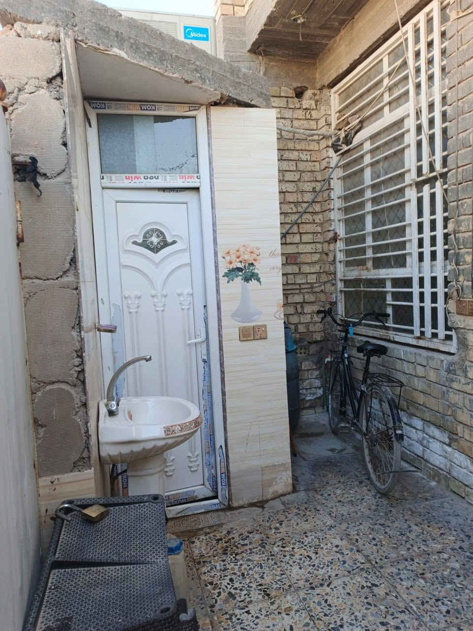 السلام عليكم بيت البيع 100متر طابق واحد الكمالية المعوقين كاع ابو رشاد خدمات كاملة زراعي سند ٢٥مكتابة ويه صاحب العقار مباشر للاستفسار اكثر اتصلو على صاحب الرقم ***********
