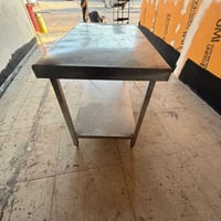 عندي ميز سل ستيل  وعندي ميز ع شكل رف يحتوي 5رفوف   رقمي /‭0789 149 581...