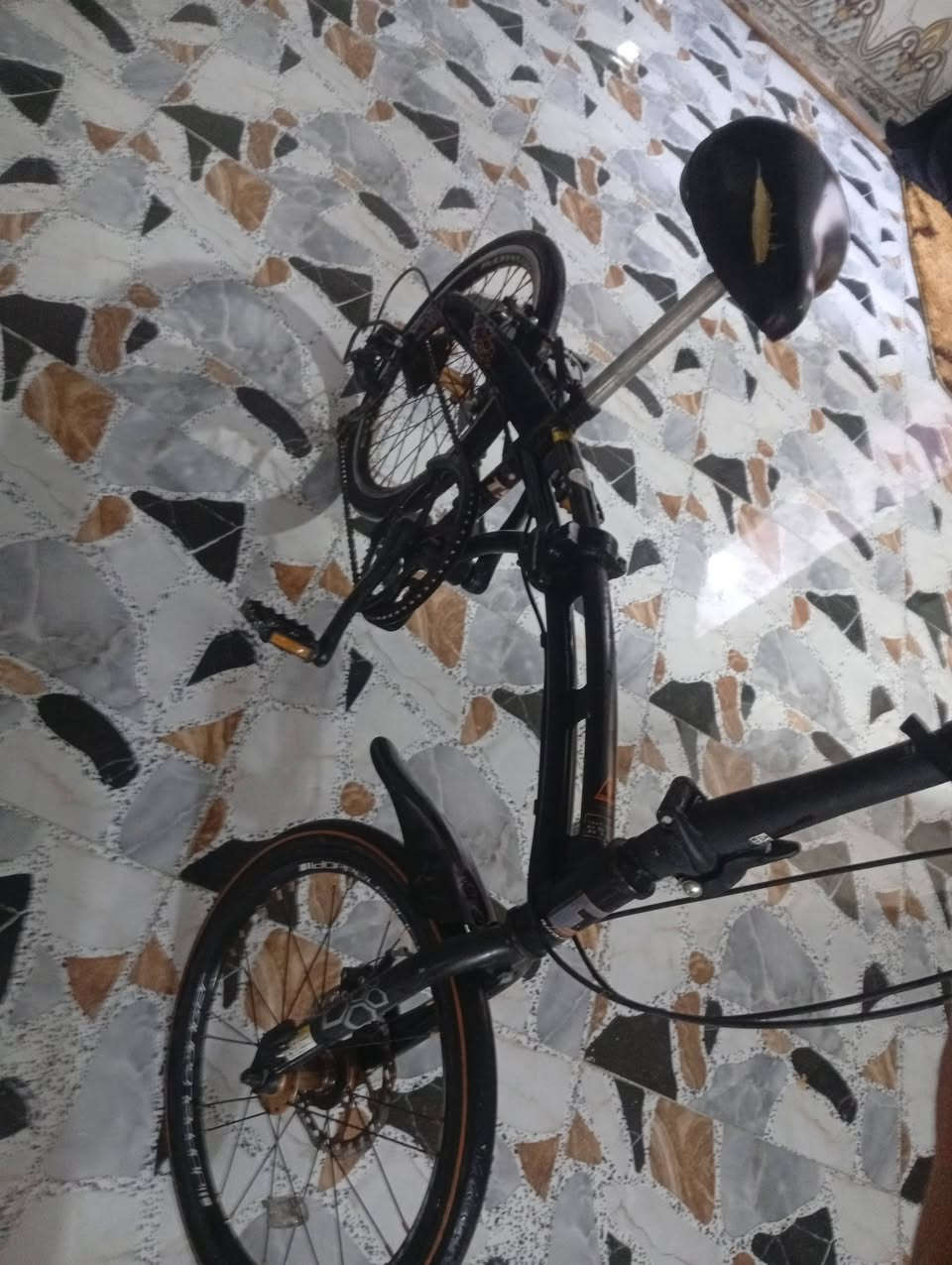 السلام عليكم باسكال البيع الباسكل كلش نضيف مامستخدام كلش قليل والله الباسكل كلش حلوه االون مميز اسواد ويابني والباسكل جديد السعر 100وبيه مجال العنوان كربلاء طوريج الرقم ***********
